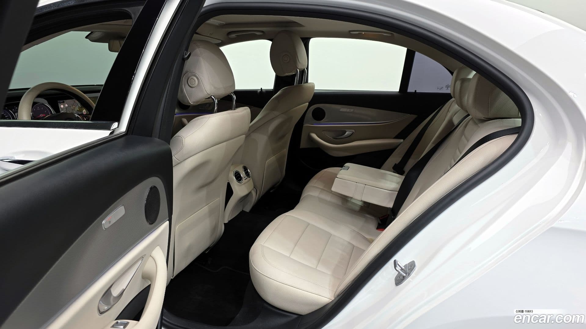 Main__Slider__Photo:E-Class Mercedes-Benz 2018.2-19
