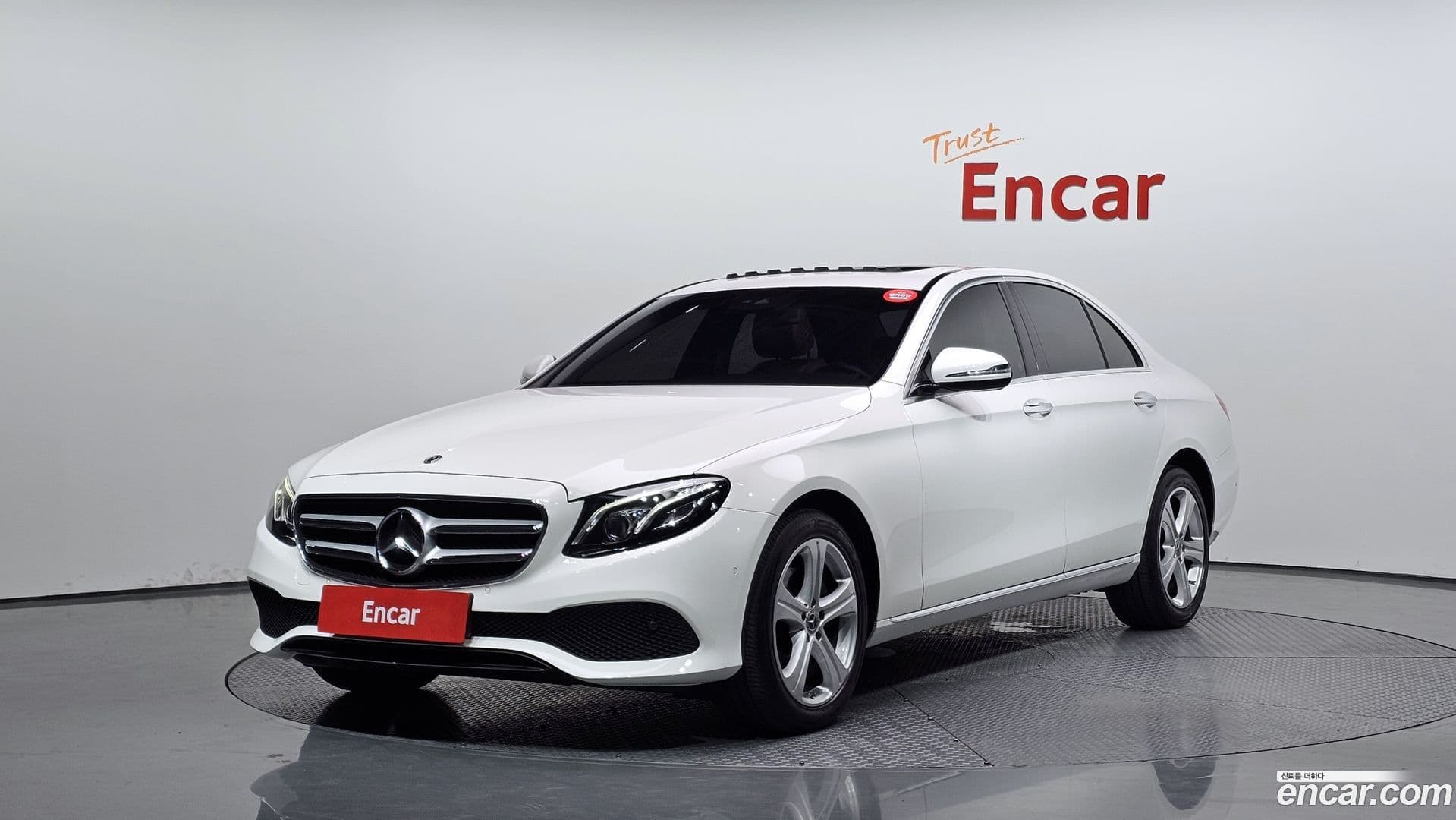 Main__Slider__Photo:E-Class Mercedes-Benz 2018.6-0