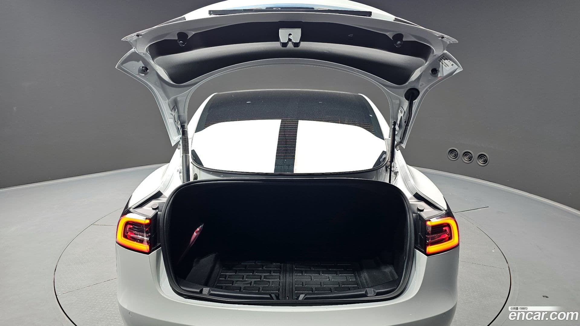Main__Slider__Photo:Model 3 Tesla 2022.2-19