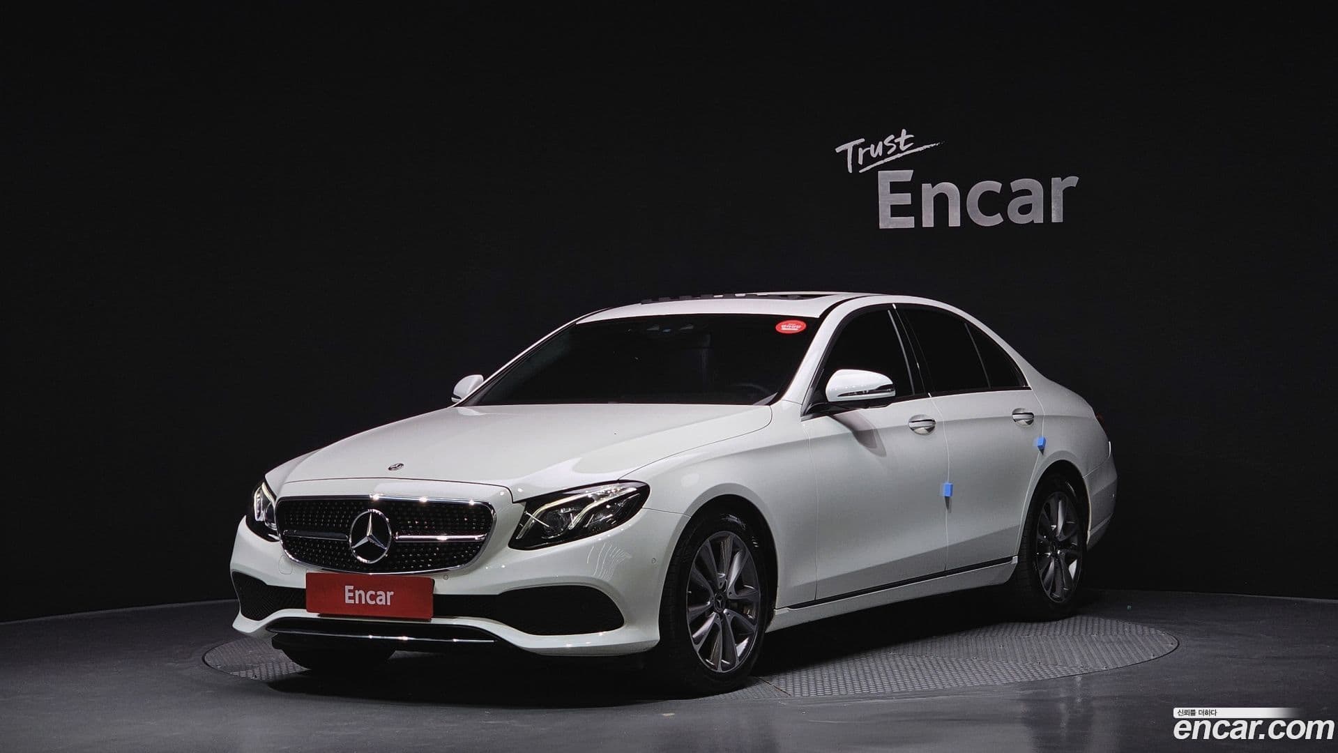 Main__Slider__Photo:E-Class Mercedes-Benz 2019.5-0