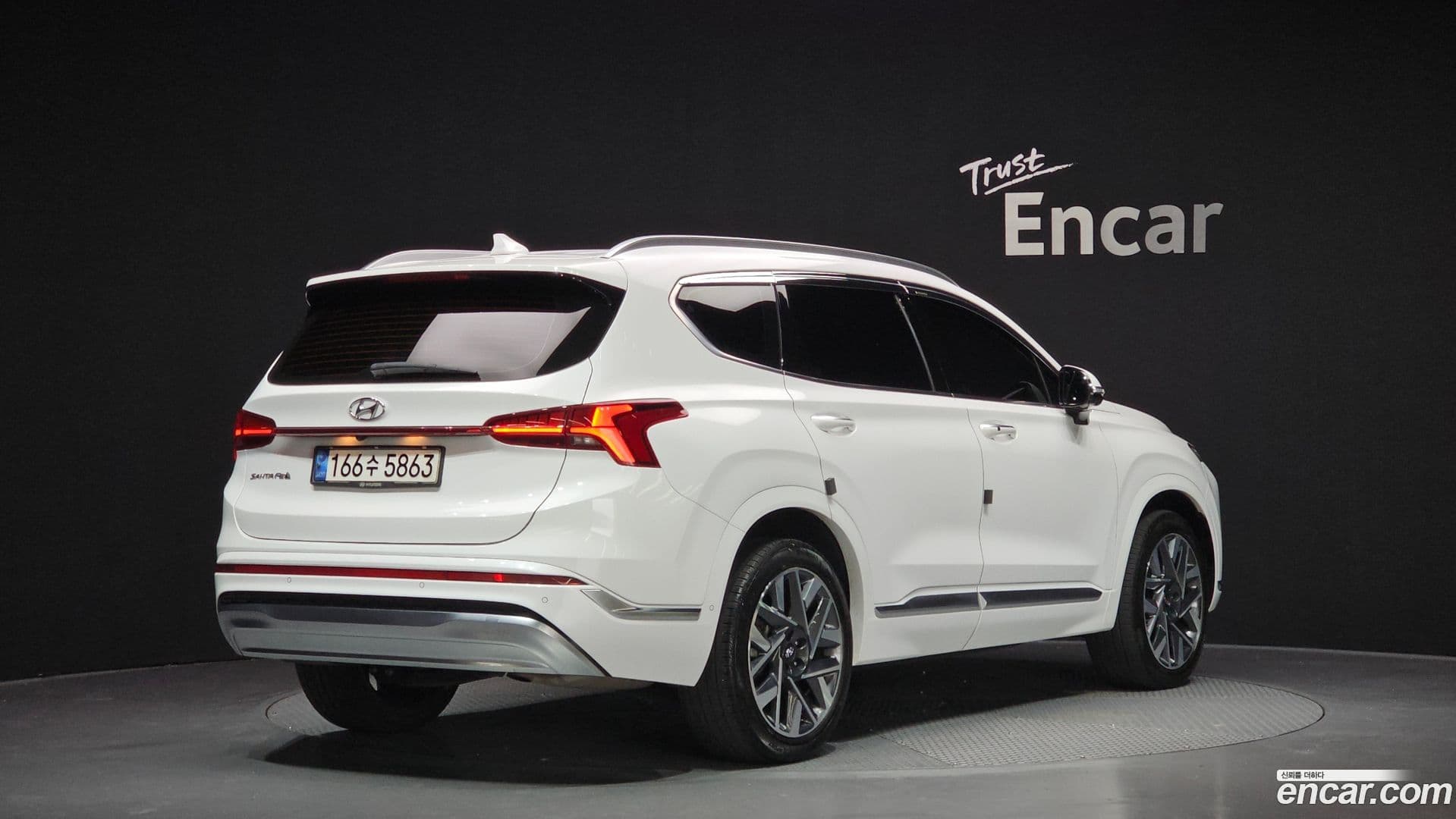 Main__Slider__Photo:Santafe Hyundai 2021.0-1