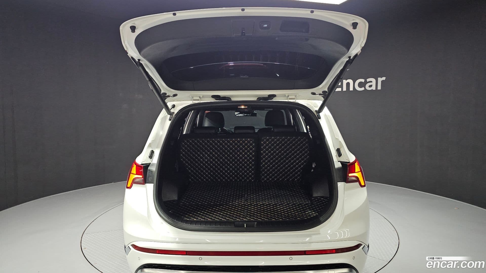 Main__Slider__Photo:Santafe Hyundai 2021.0-19