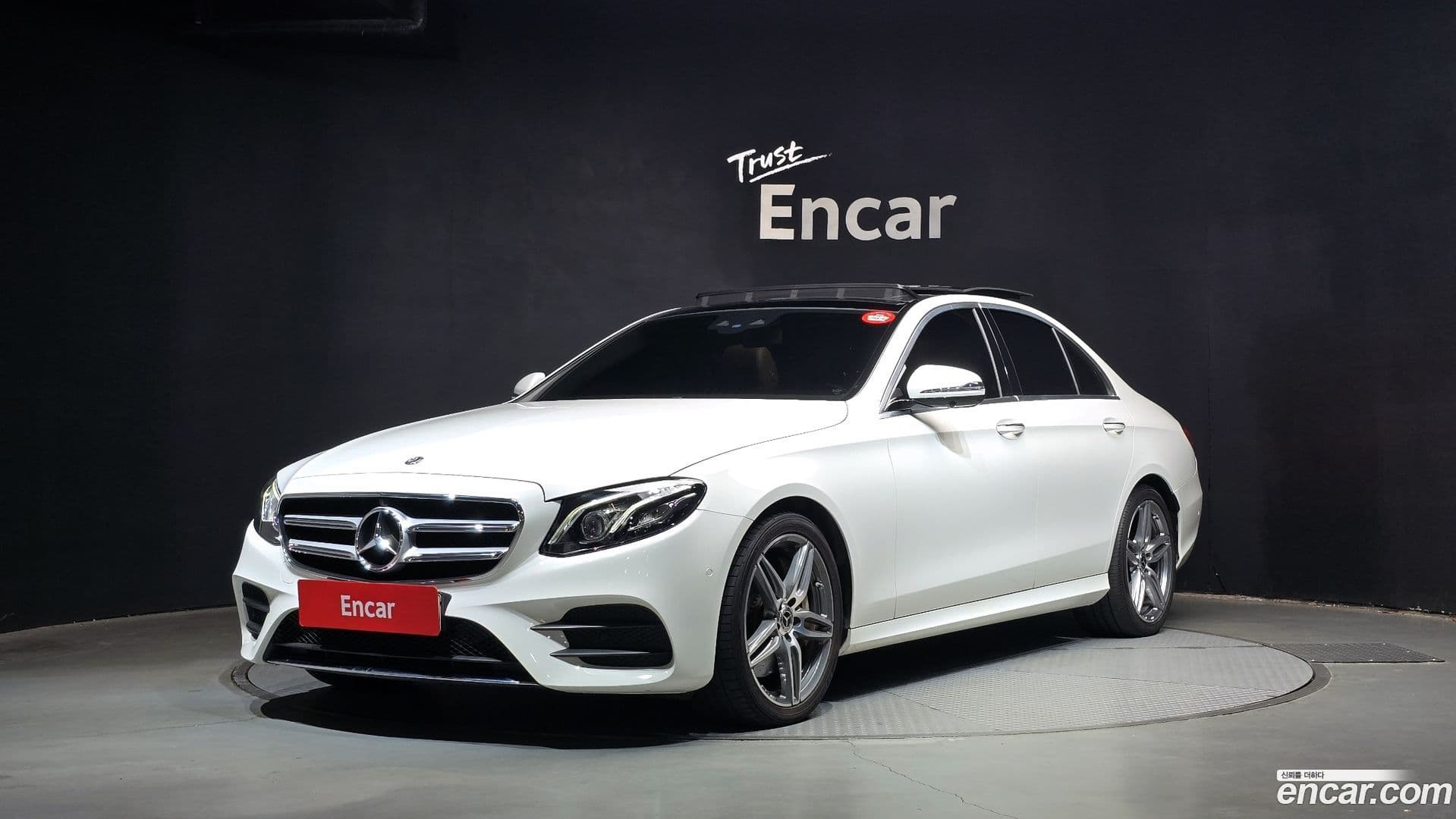 Main__Slider__Photo:E-Class Mercedes-Benz 2017.6-0