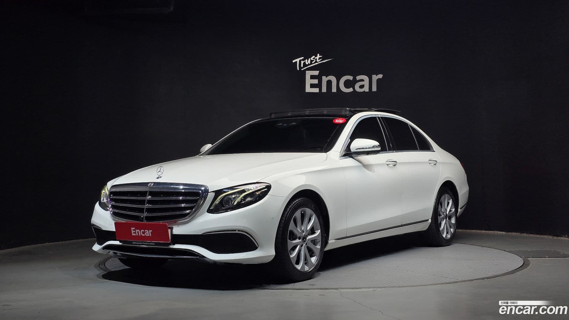 Main__Slider__Photo:E-Class Mercedes-Benz 2019.4-0