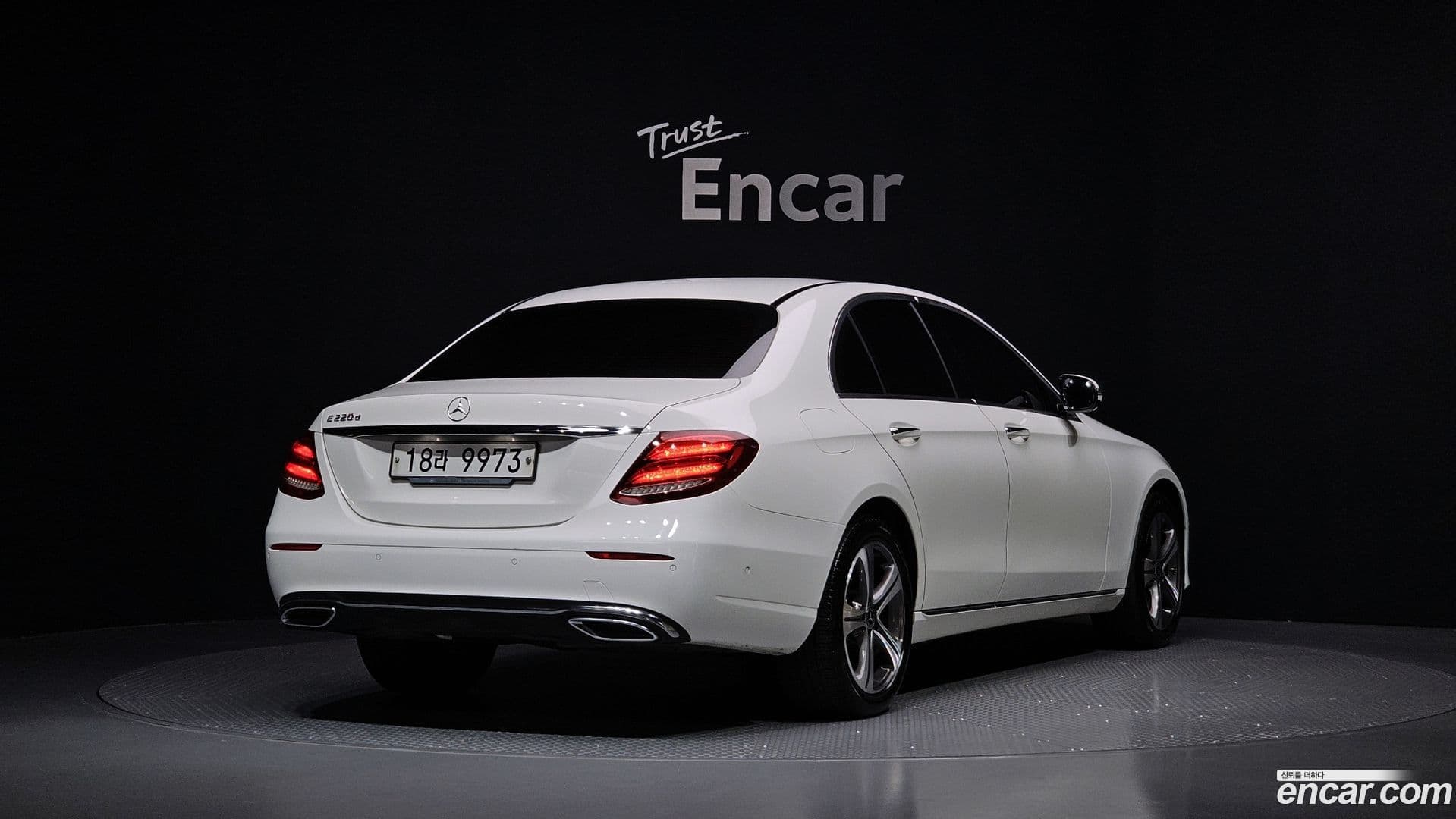 Main__Slider__Photo:E-Class Mercedes-Benz 2018.11-0