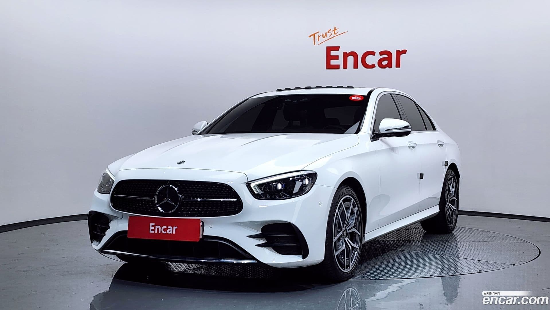 Main__Slider__Photo:E-Class Mercedes-Benz 2023.8-0