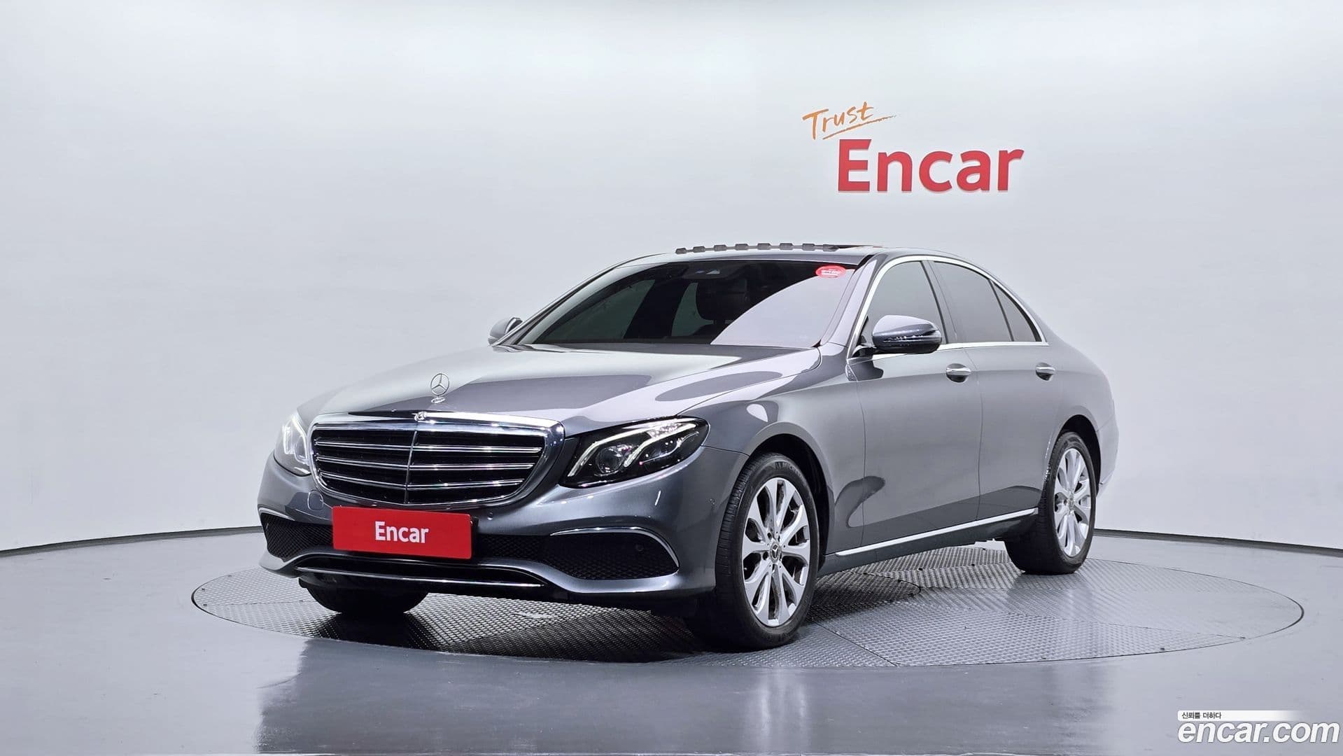 Main__Slider__Photo:E-Class Mercedes-Benz 2019.6-0