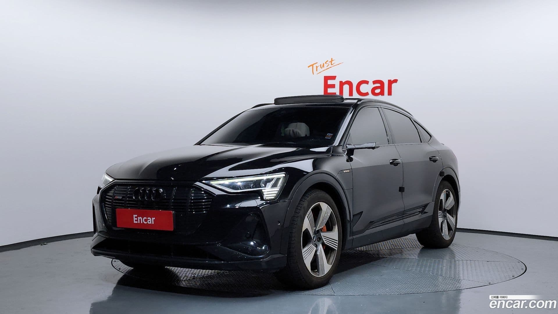 Main__Slider__Photo:e-tron Audi 2021.9-0
