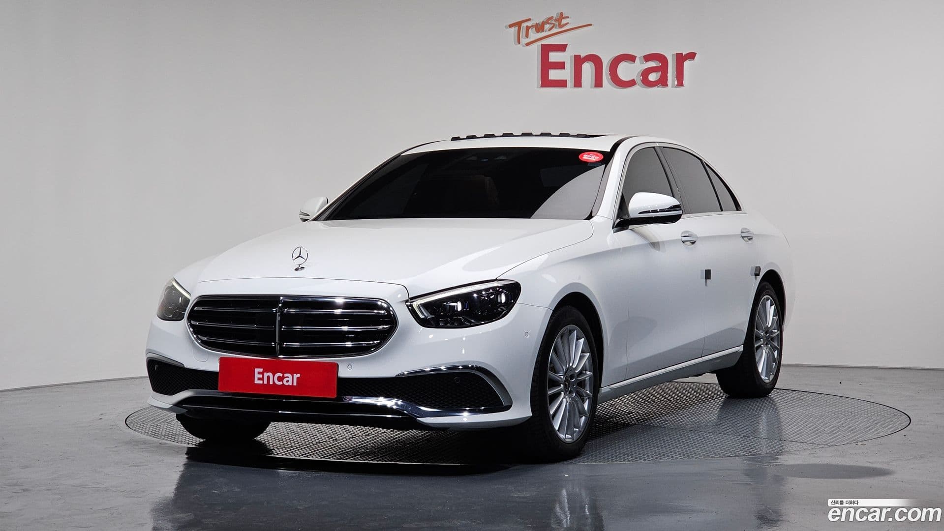Main__Slider__Photo:E-Class Mercedes-Benz 2021.0-0