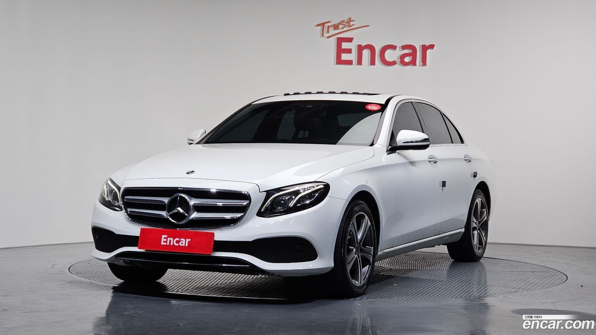 Main__Slider__Photo:E-Class Mercedes-Benz 2018.10-0