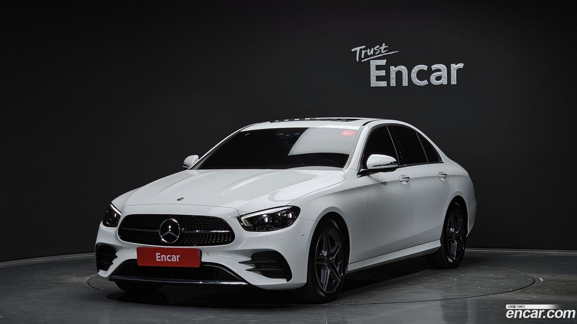 Main__Slider__Photo:E-Class Mercedes-Benz 2023.8-0