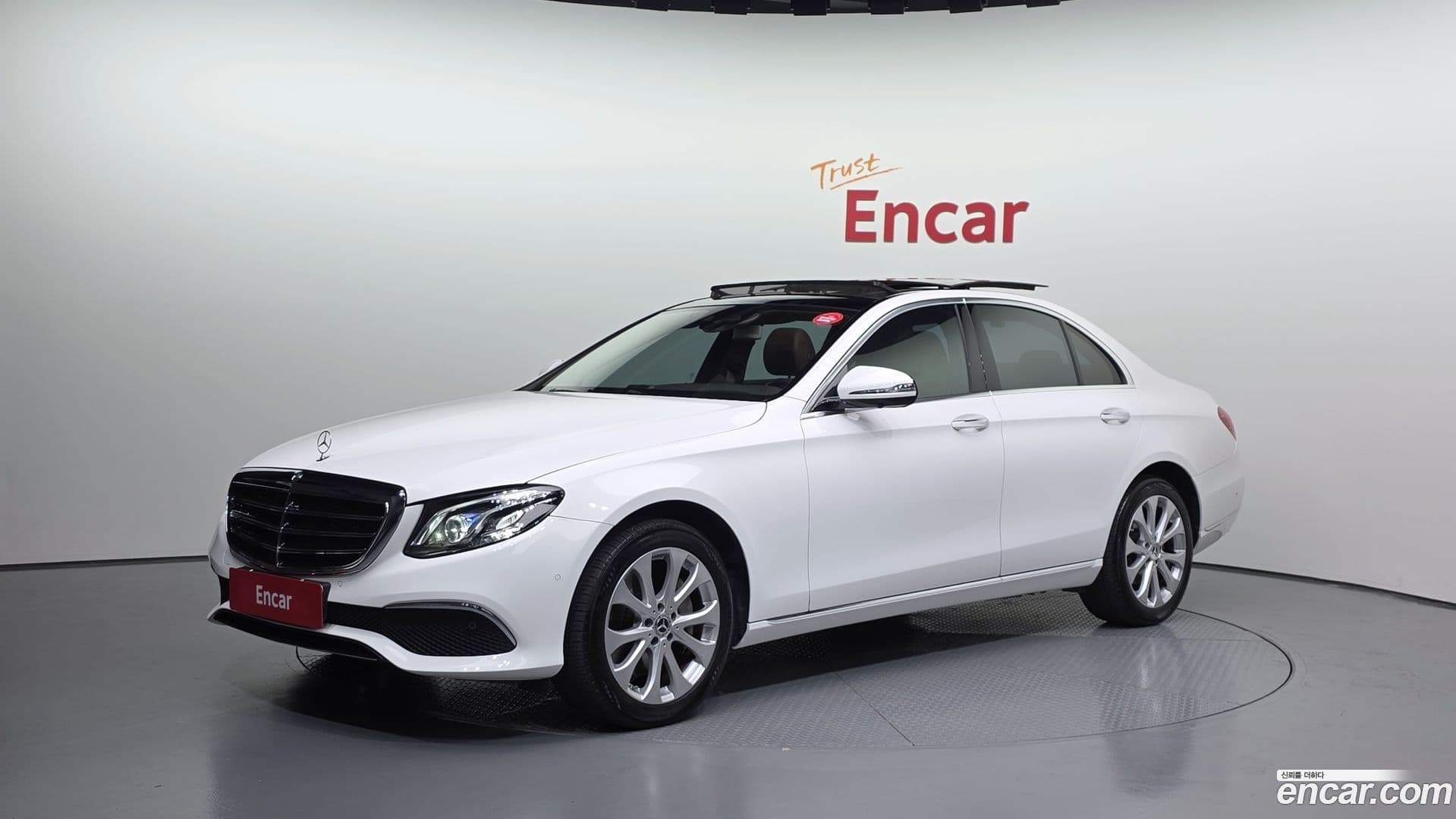 Main__Slider__Photo:E-Class Mercedes-Benz 2019.1-0