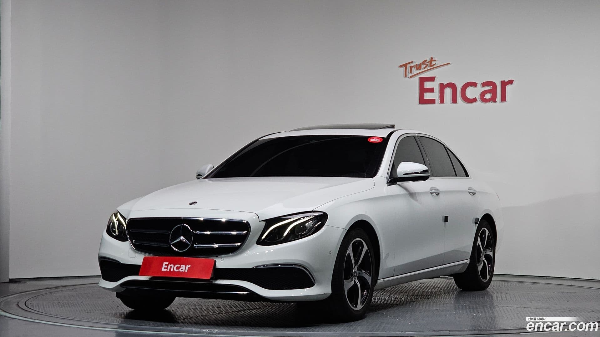 Main__Slider__Photo:E-Class Mercedes-Benz 2019.11-0