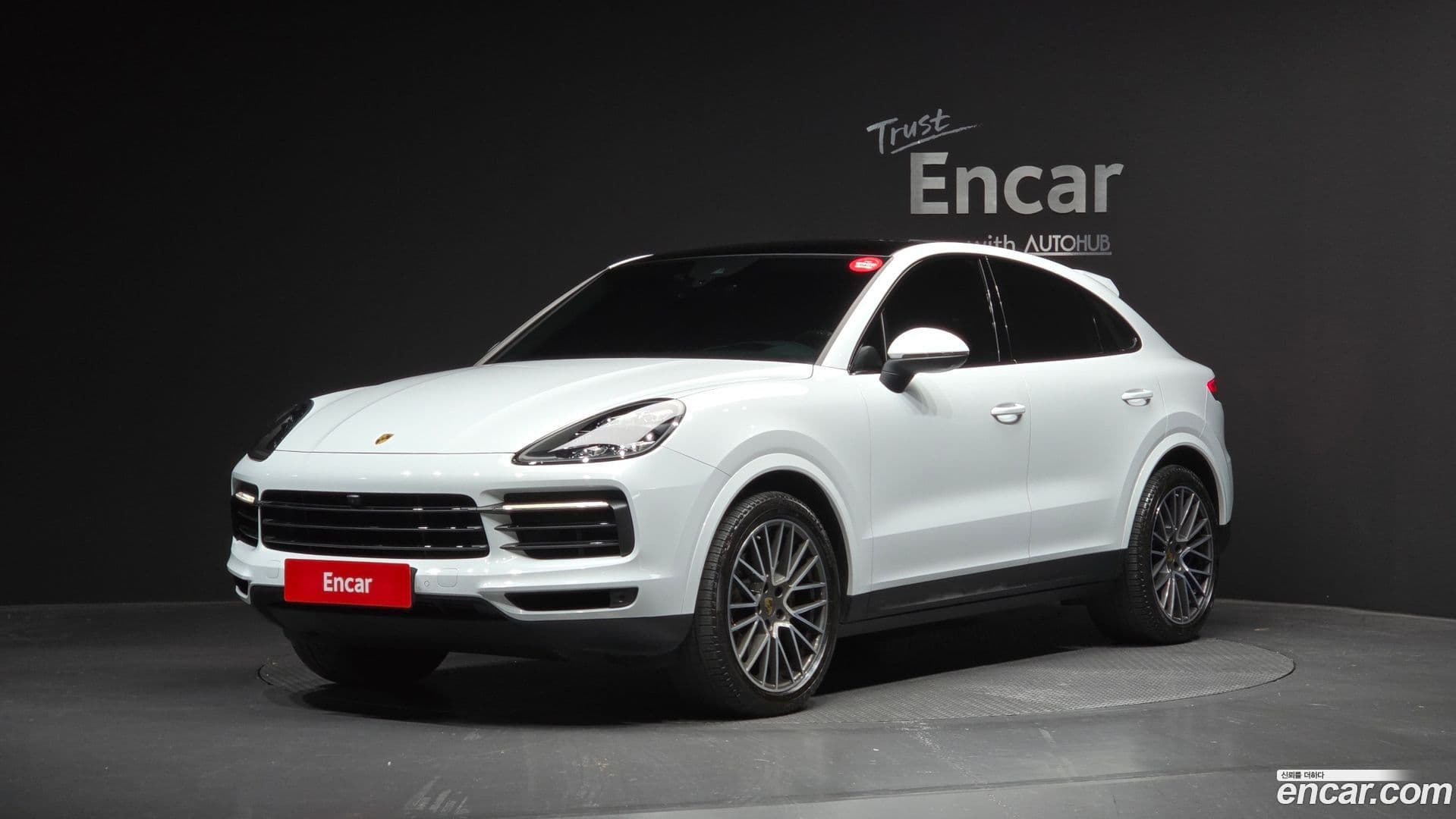 Main__Slider__Photo:Cayenne Porsche 2020.4-0