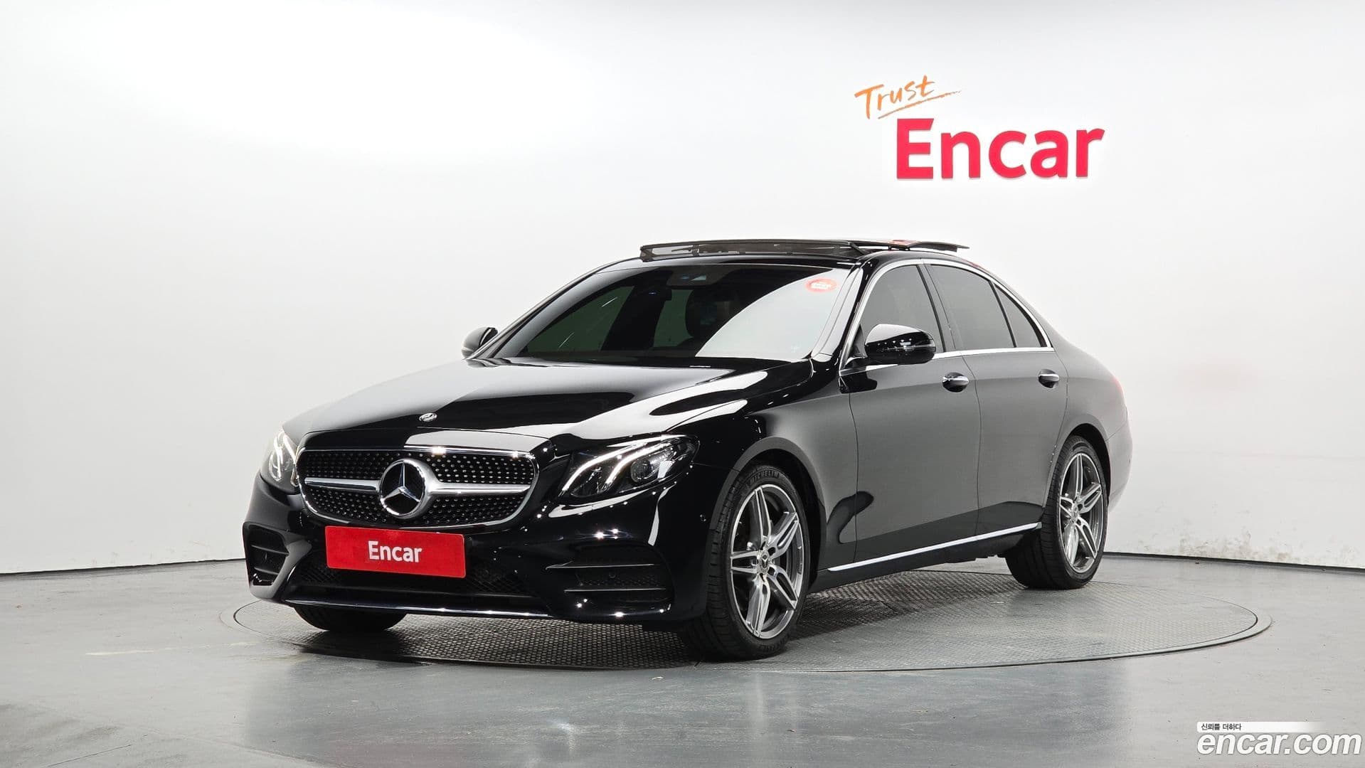 Main__Slider__Photo:E-Class Mercedes-Benz 2019.8-0