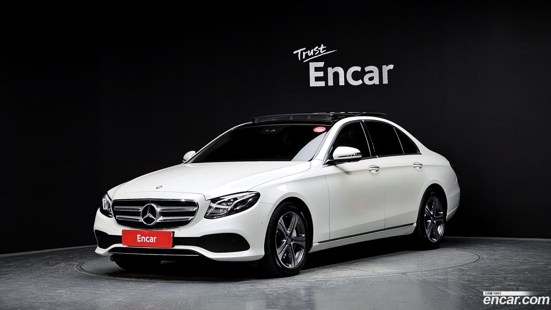 Main__Slider__Photo:E-Class Mercedes-Benz 2016.10-0