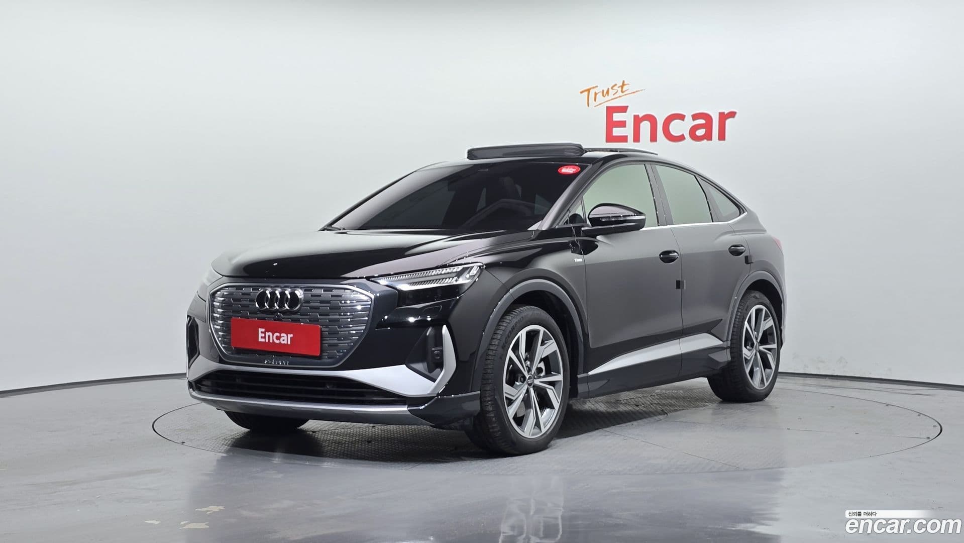 Main__Slider__Photo:Q4 e-tron Audi 2022.9-0
