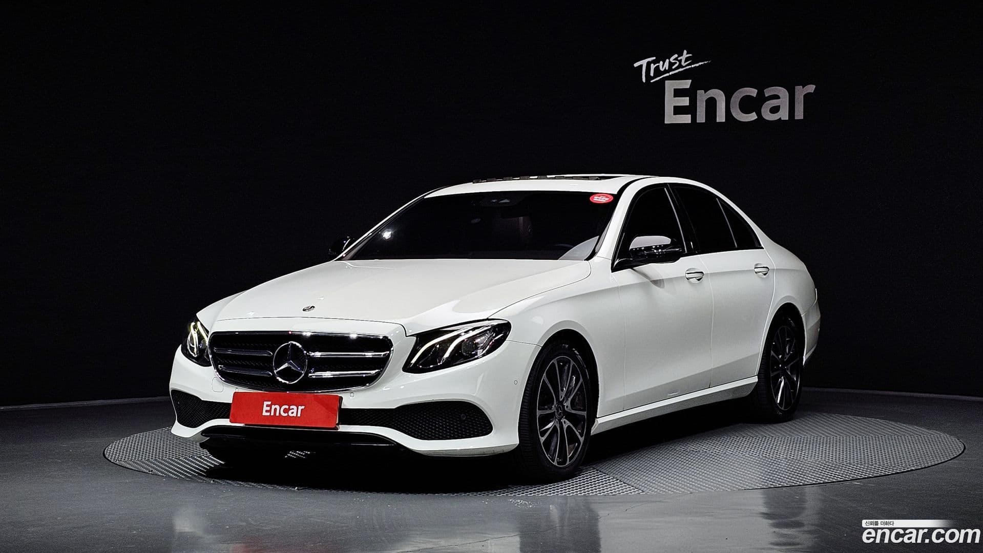 Main__Slider__Photo:E-Class Mercedes-Benz 2020.7-0
