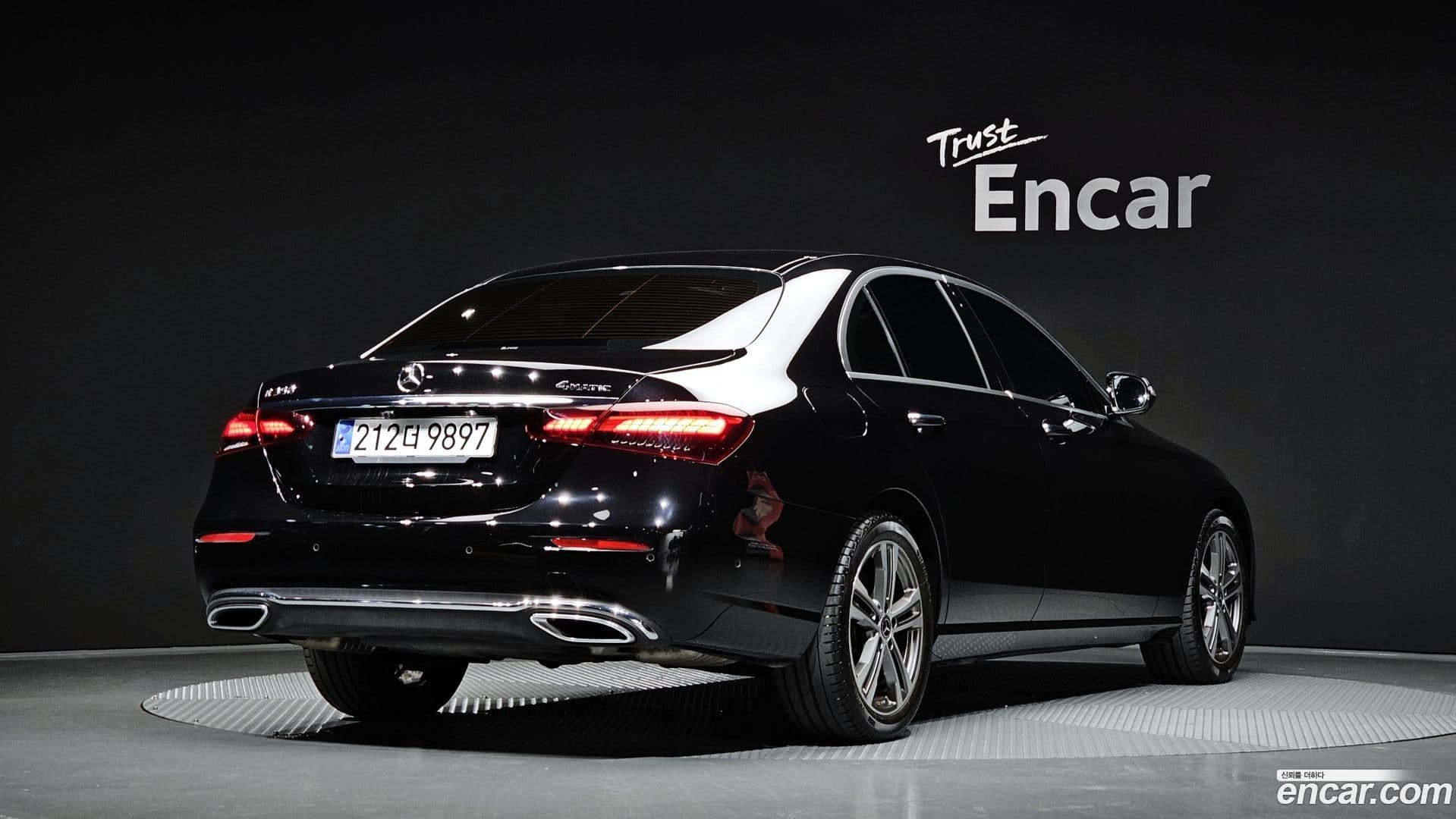 Main__Slider__Photo:E-Class Mercedes-Benz 2021.8-0
