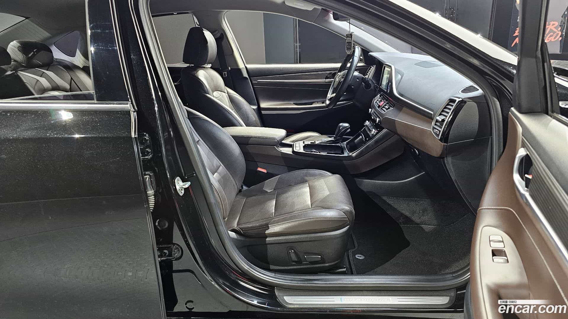 Grandeur Hyundai 2018.1-OPTION-015