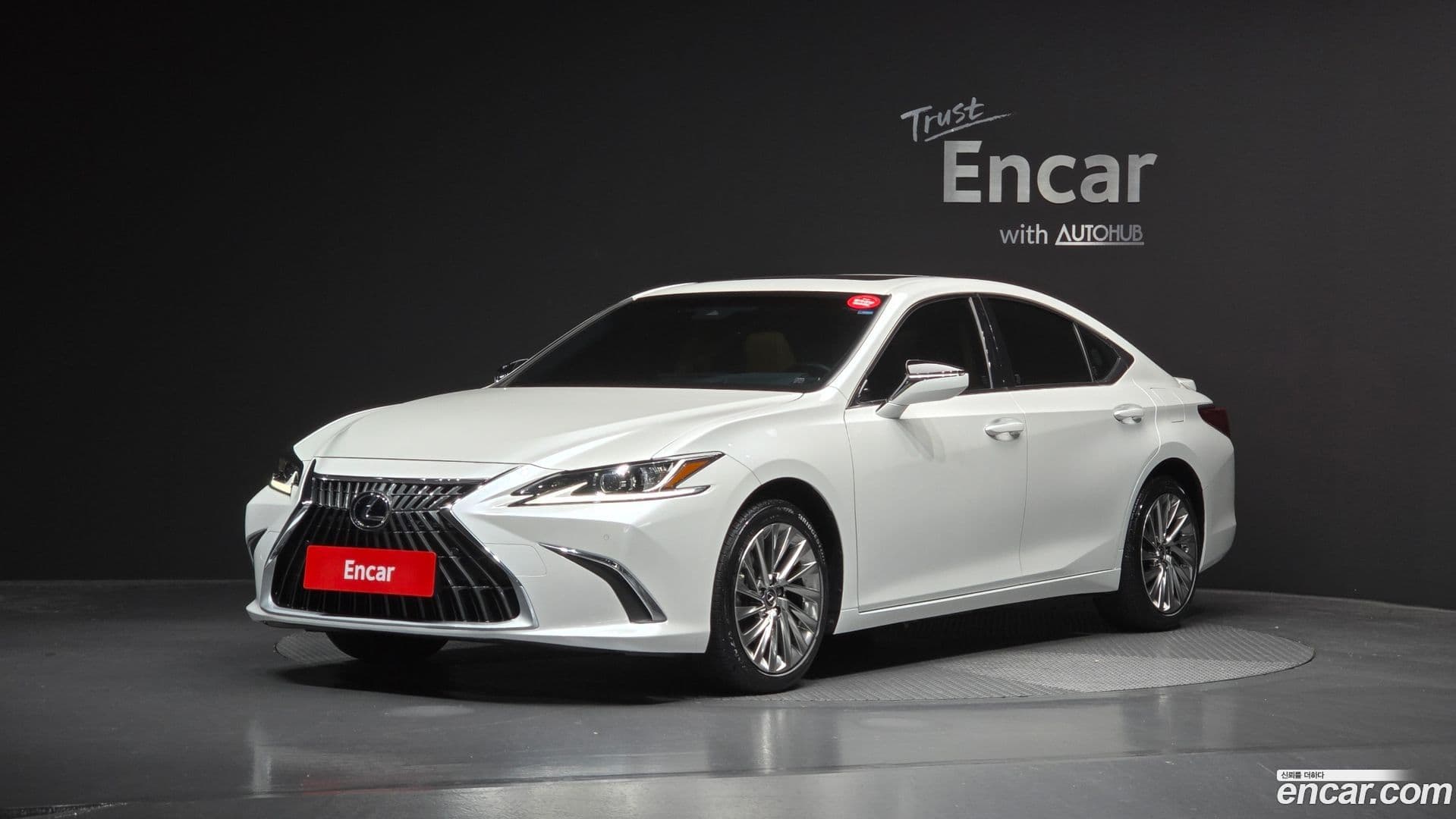 Main__Slider__Photo:ES Lexus 2022.11-0