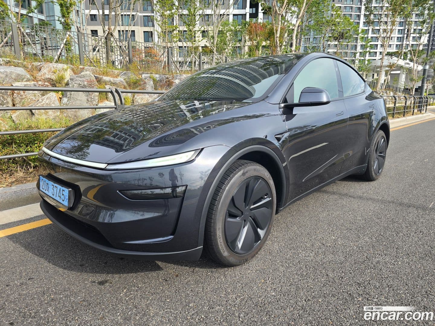 Main__Slider__Photo:Model Y Tesla 2025.6-0