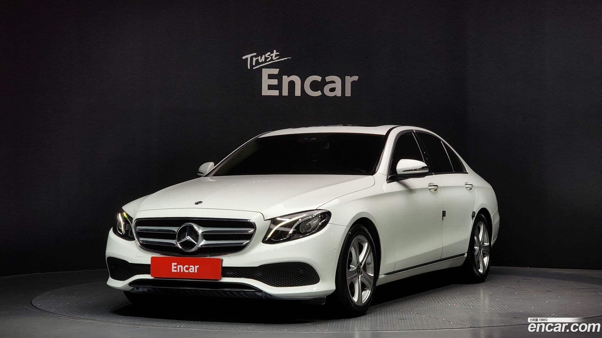 Main__Slider__Photo:E-Class Mercedes-Benz 2017.11-0