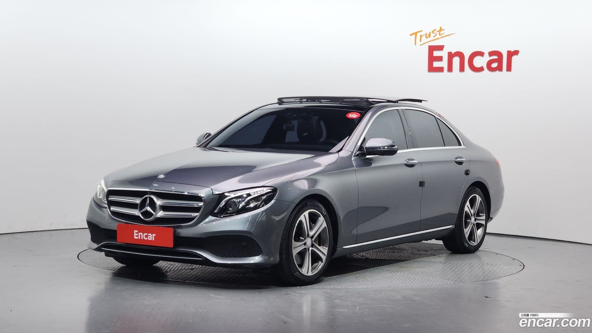 Main__Slider__Photo:E-Class Mercedes-Benz 2016.10-0