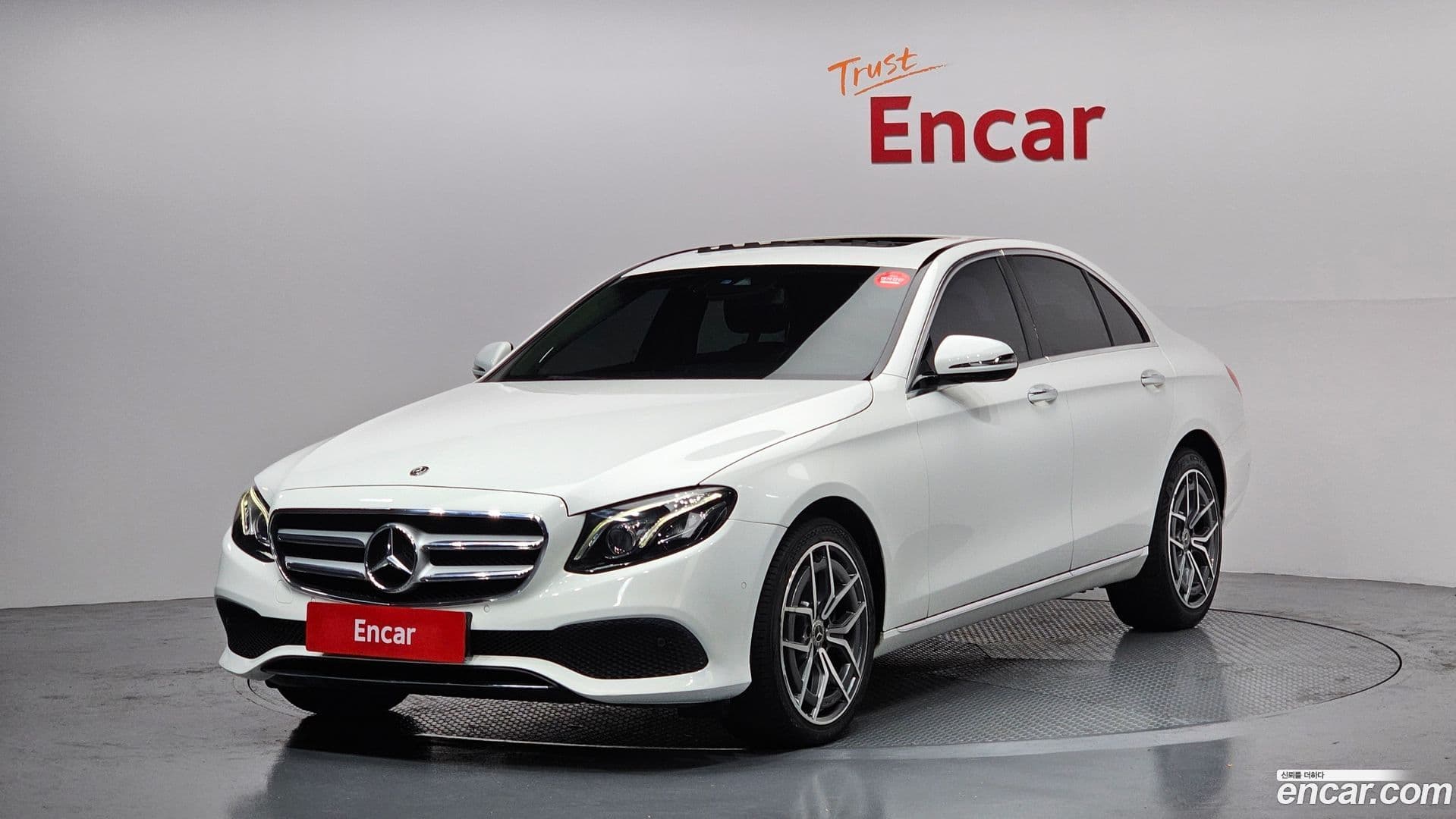 Main__Slider__Photo:E-Class Mercedes-Benz 2019.9-0