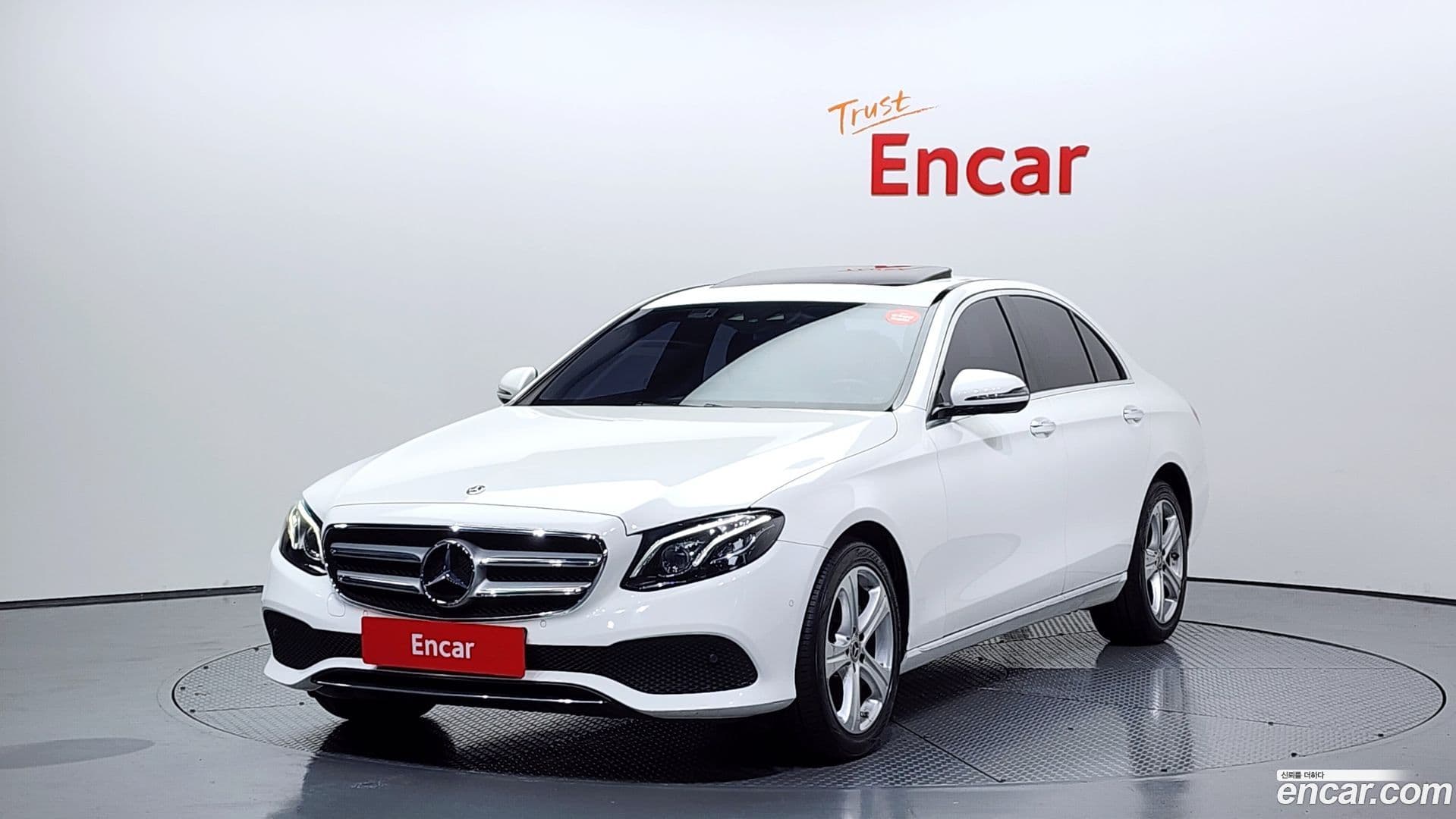 Main__Slider__Photo:E-Class Mercedes-Benz 2017.6-0