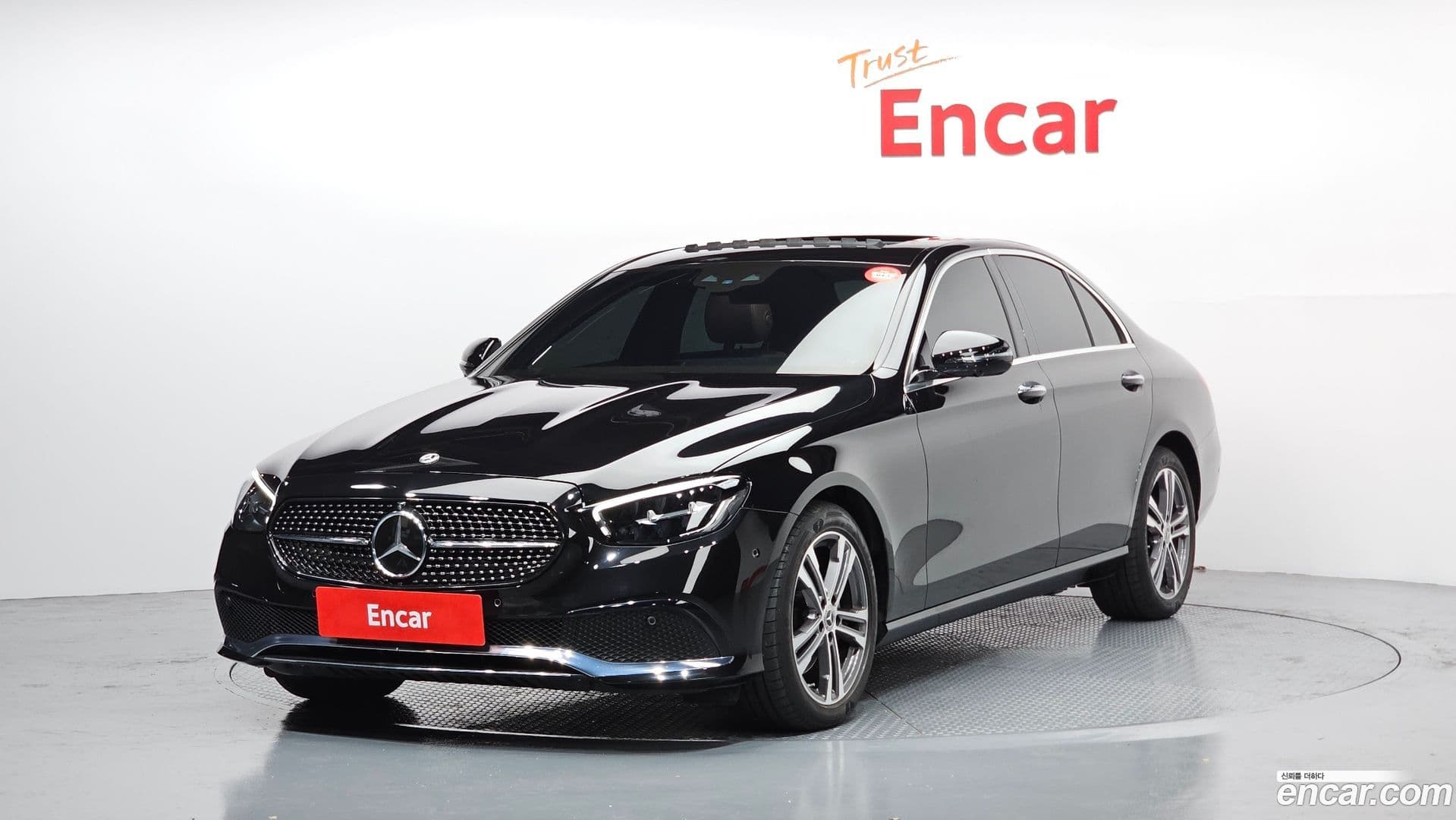 Main__Slider__Photo:E-Class Mercedes-Benz 2023.10-0