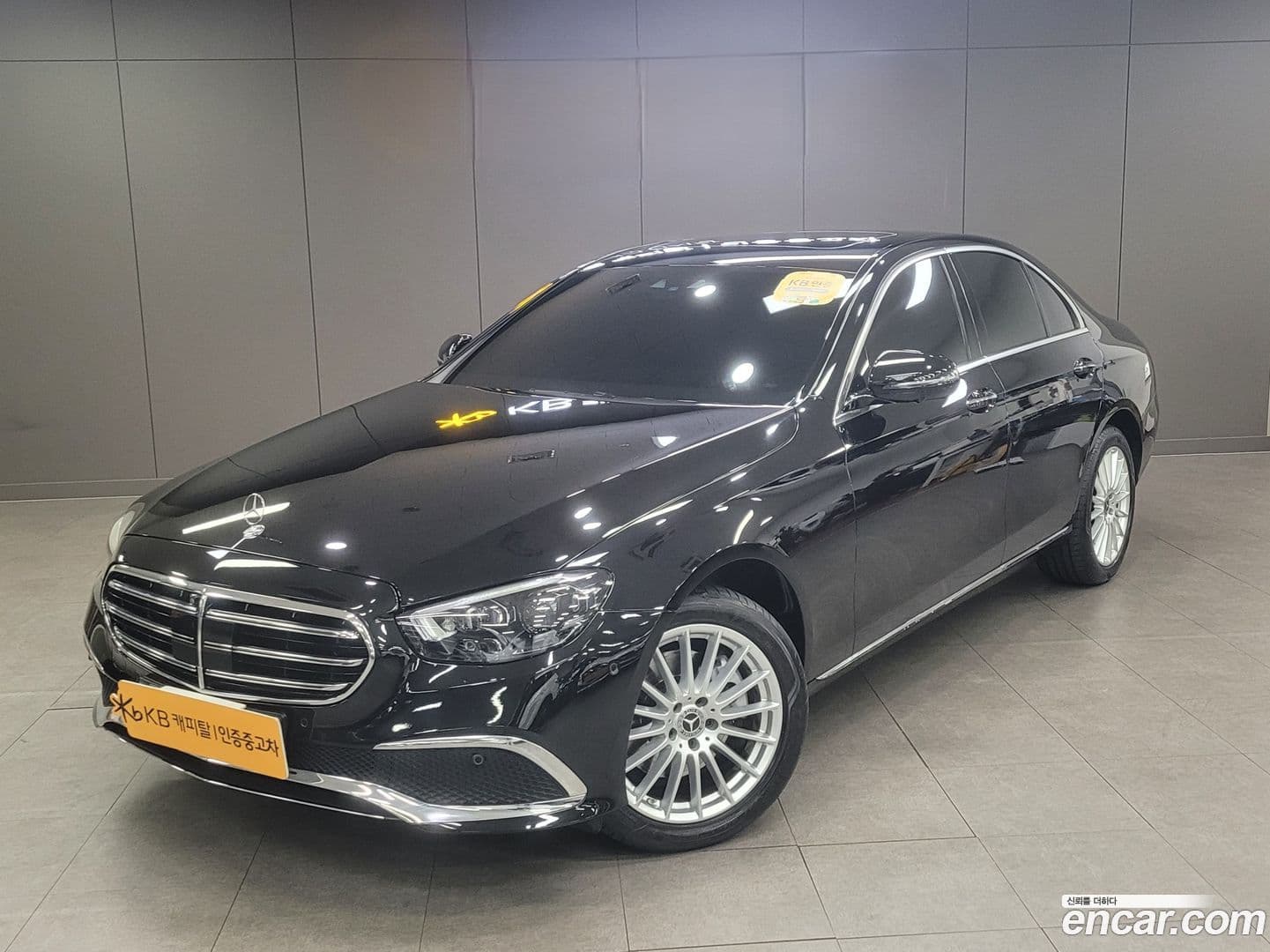 Main__Slider__Photo:E-Class Mercedes-Benz 2023.8-0