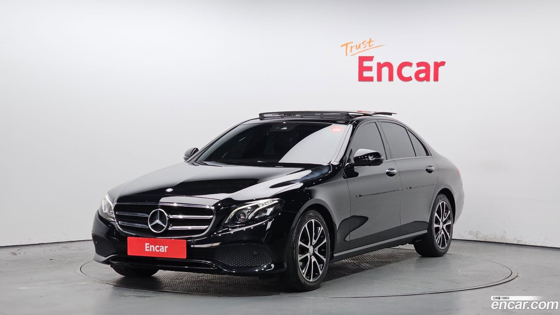 Main__Slider__Photo:E-Class Mercedes-Benz 2016.9-0