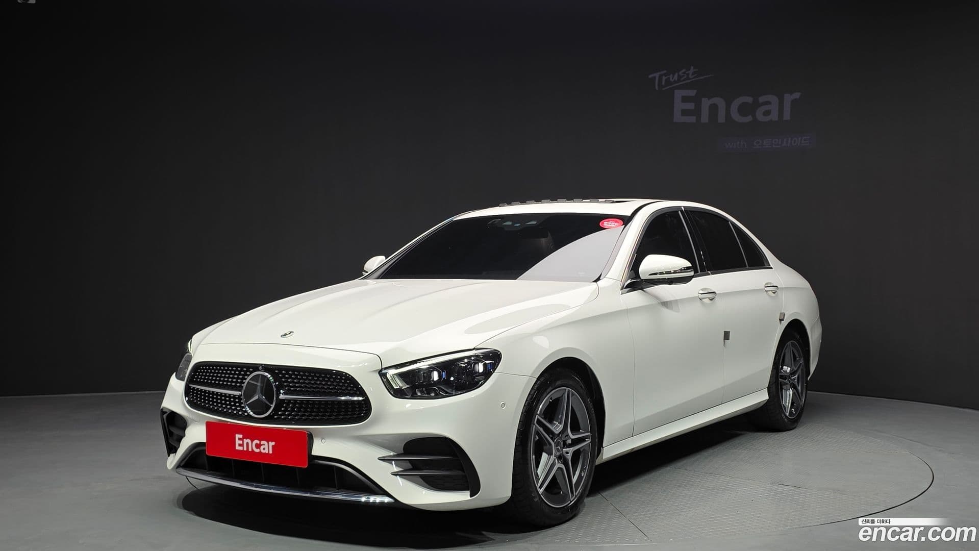 Main__Slider__Photo:E-Class Mercedes-Benz 2022.10-0