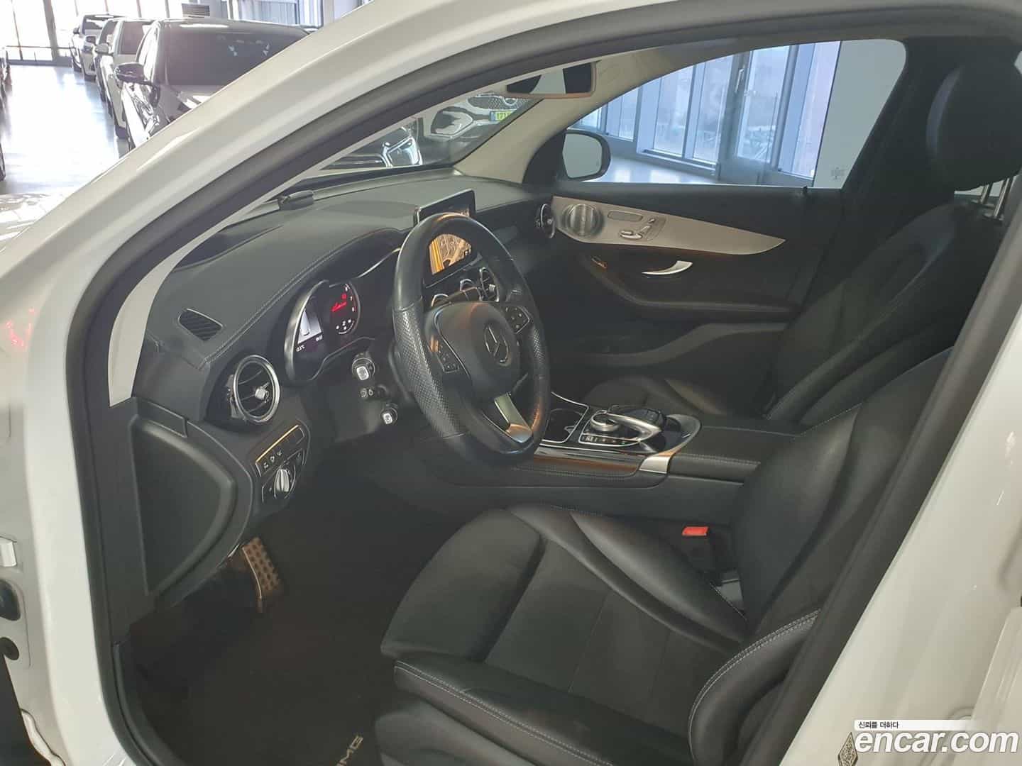 GLC-Class Mercedes-Benz 2019.10-INNER-009