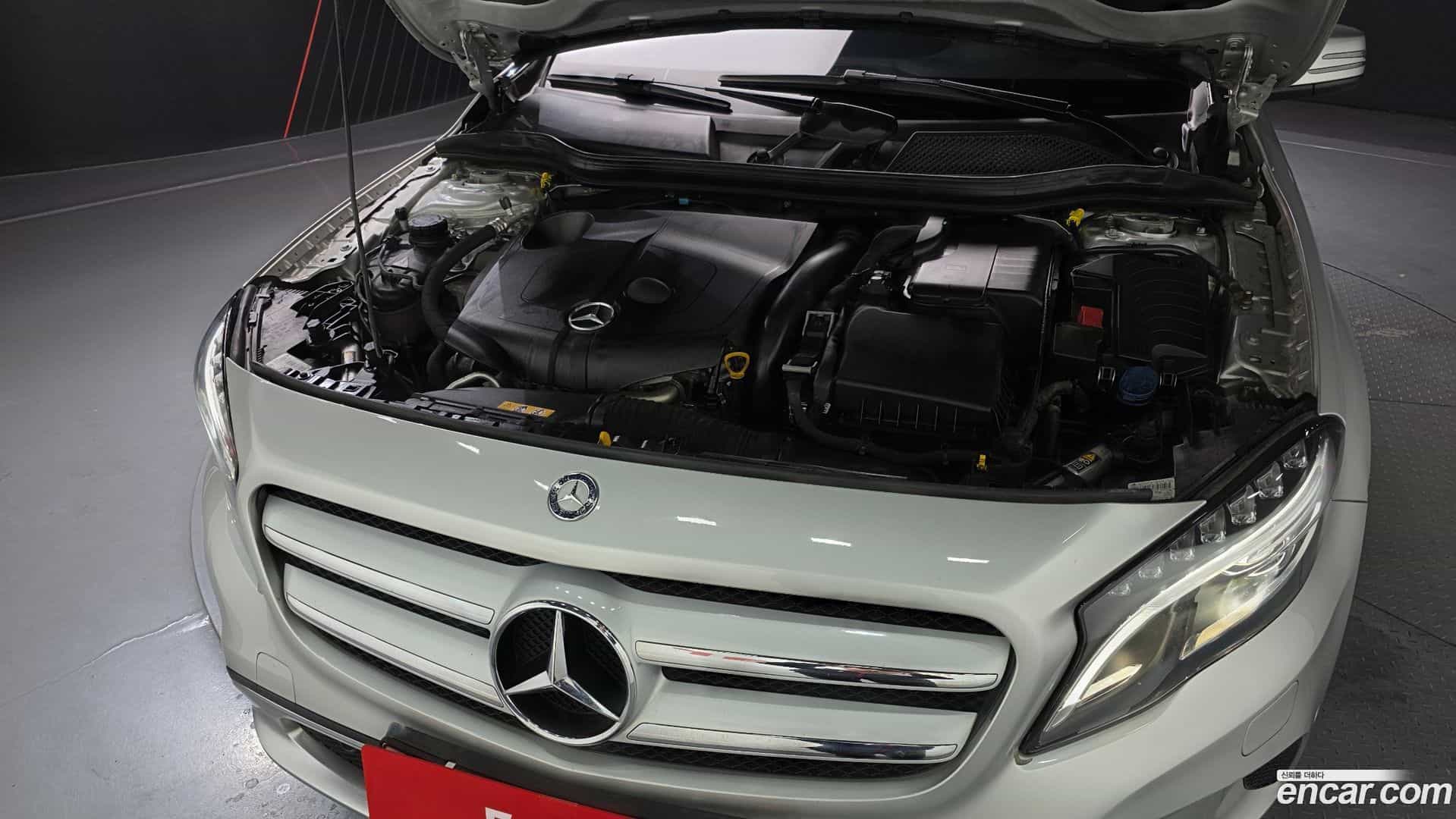 GLA-Class Mercedes-Benz 2017.0-INNER-006