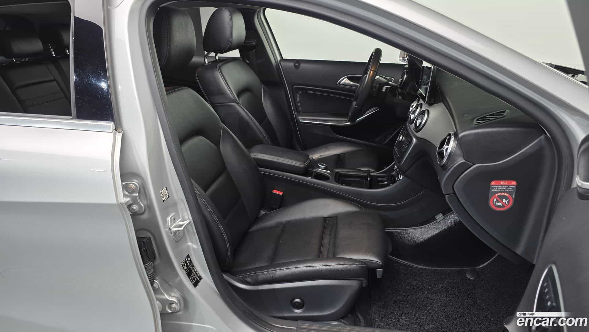 GLA-Class Mercedes-Benz 2017.0-OPTION-015