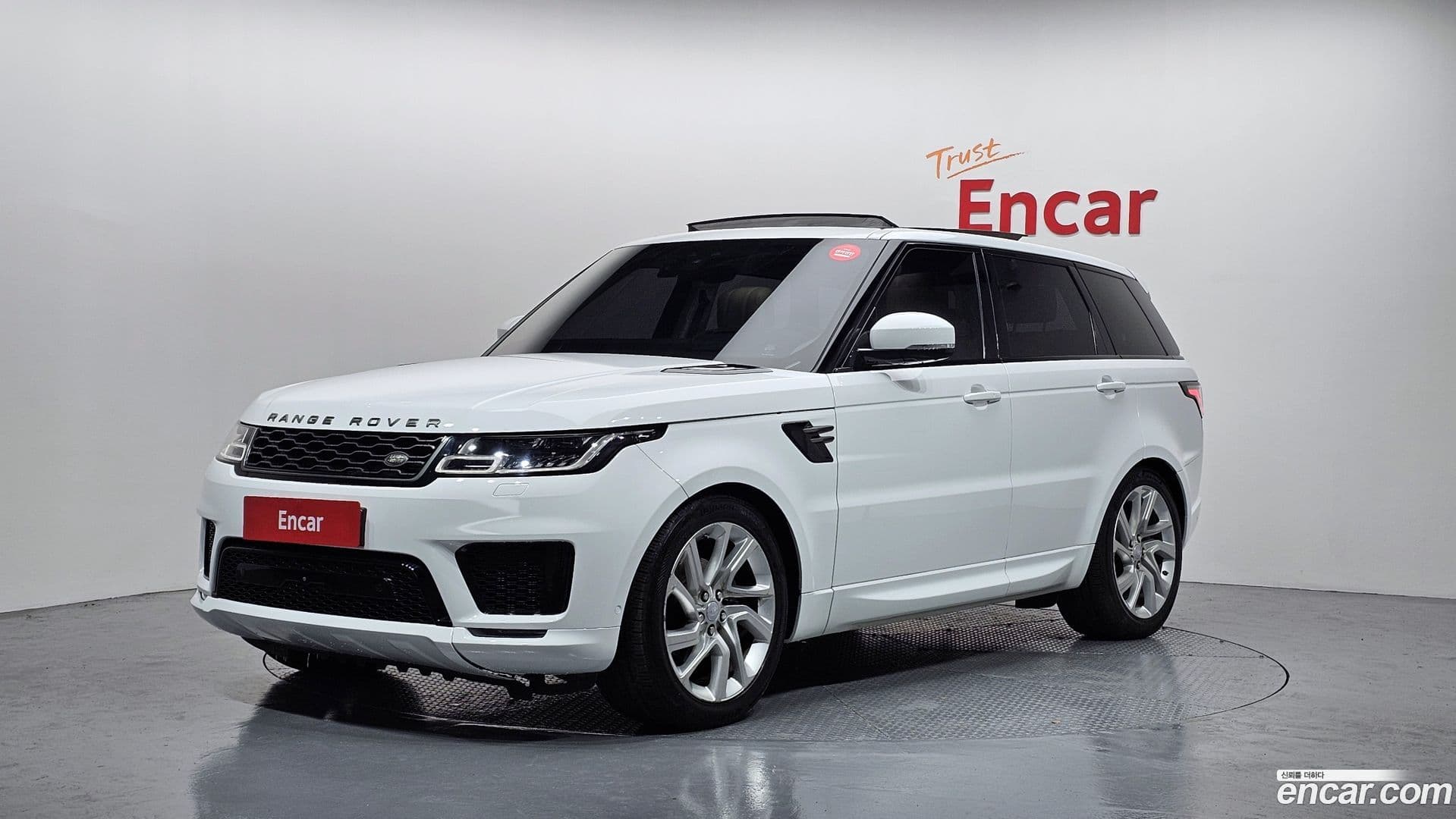 Main__Slider__Photo:Range Rover Sport Land Rover 2018.9-0