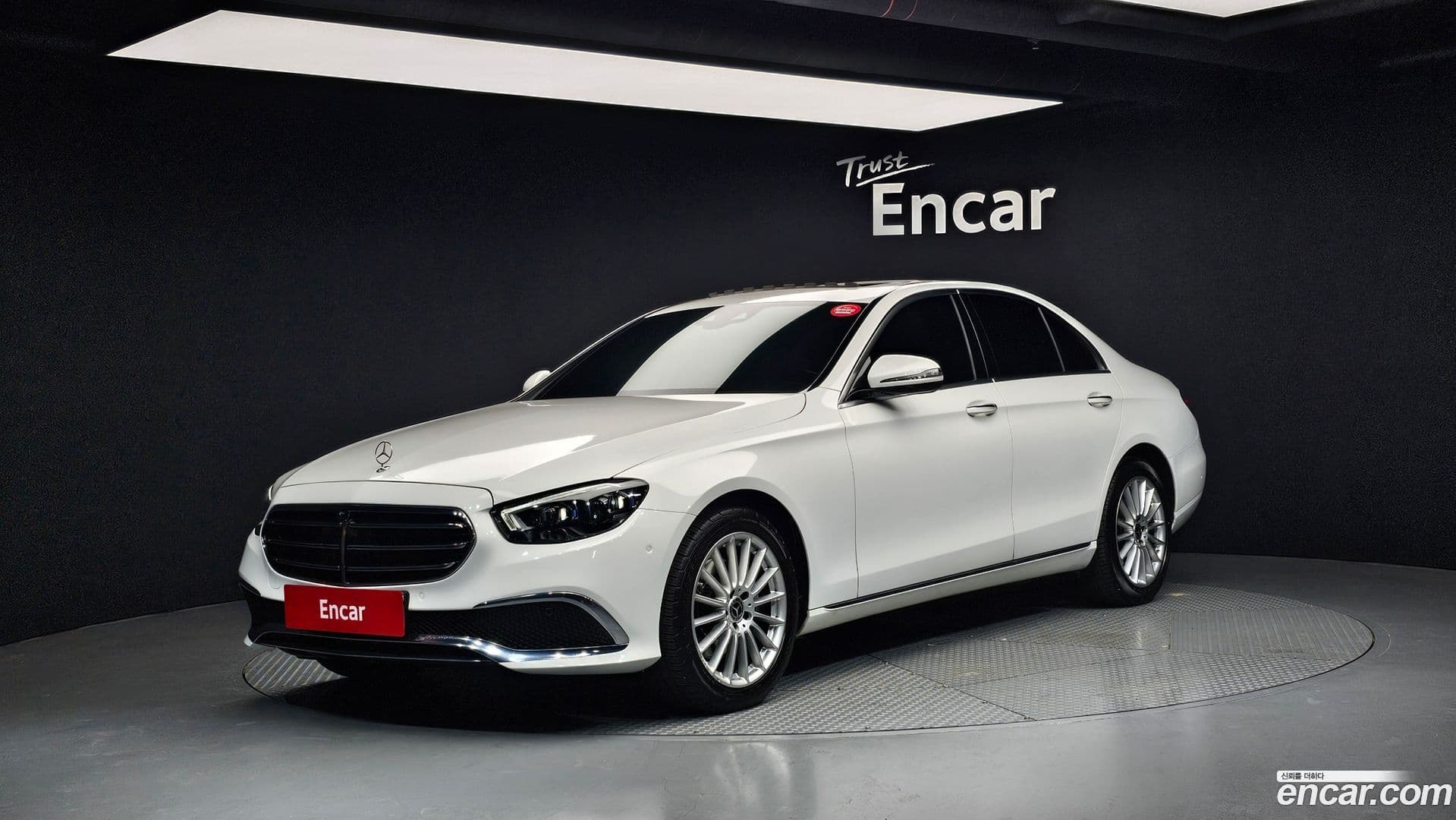 Main__Slider__Photo:E-Class Mercedes-Benz 2021.0-0