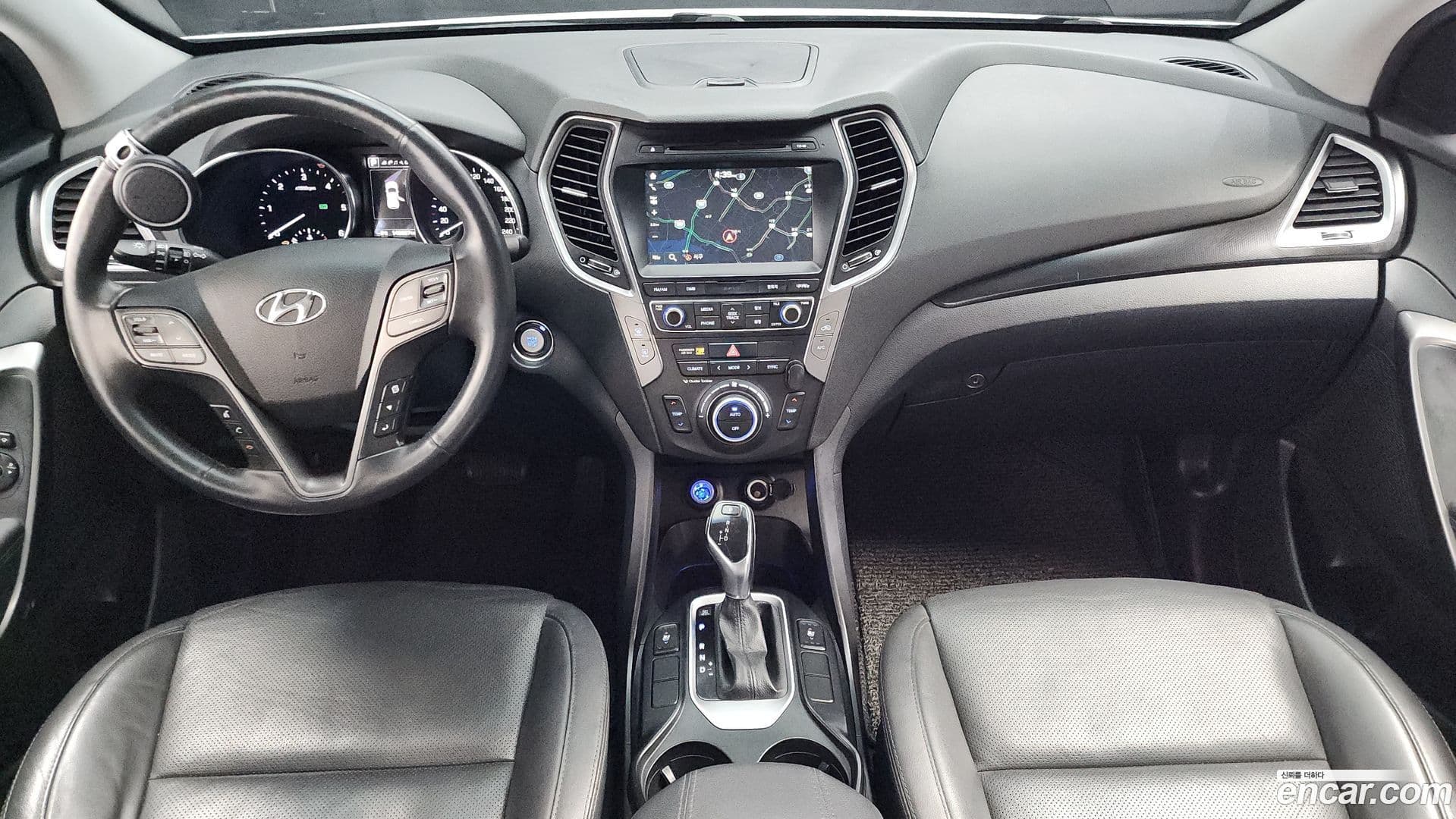 Main__Slider__Photo:Santafe Hyundai 2016.7-6