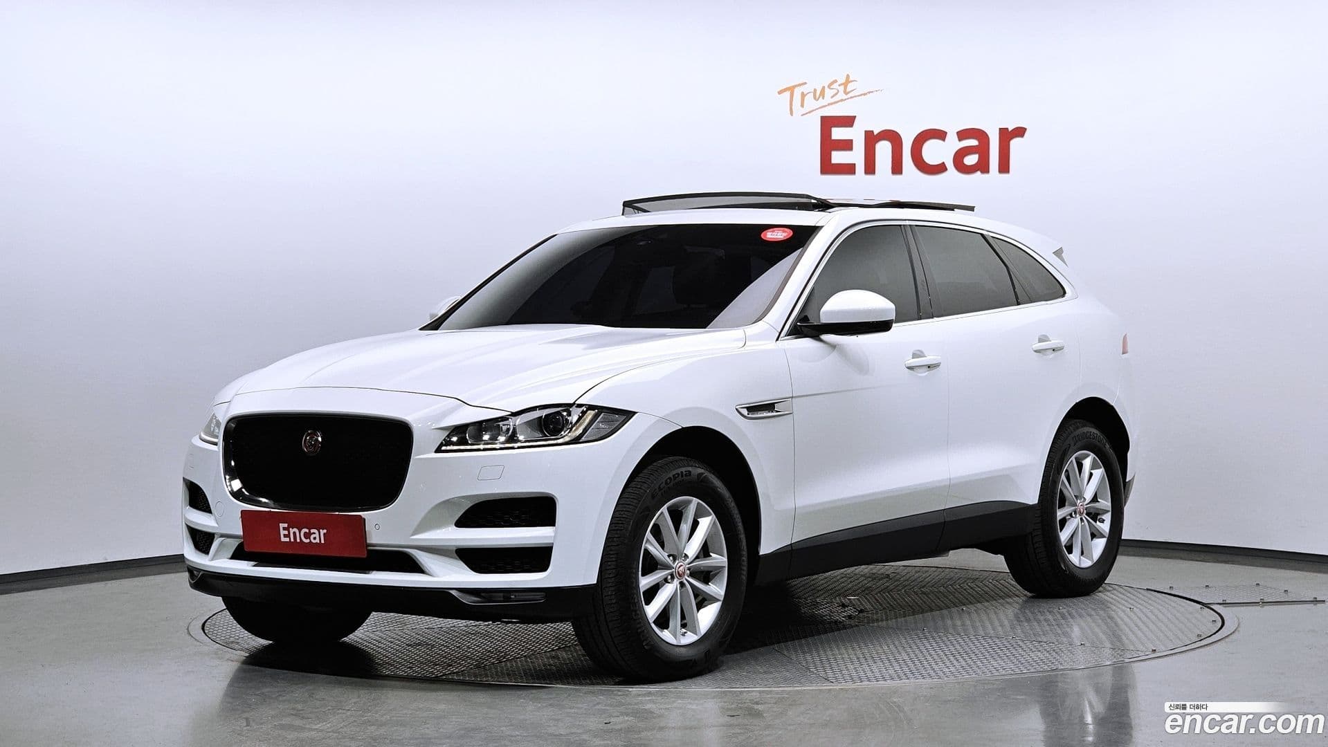 Main__Slider__Photo:F-PACE Jaguar 2016.6-0