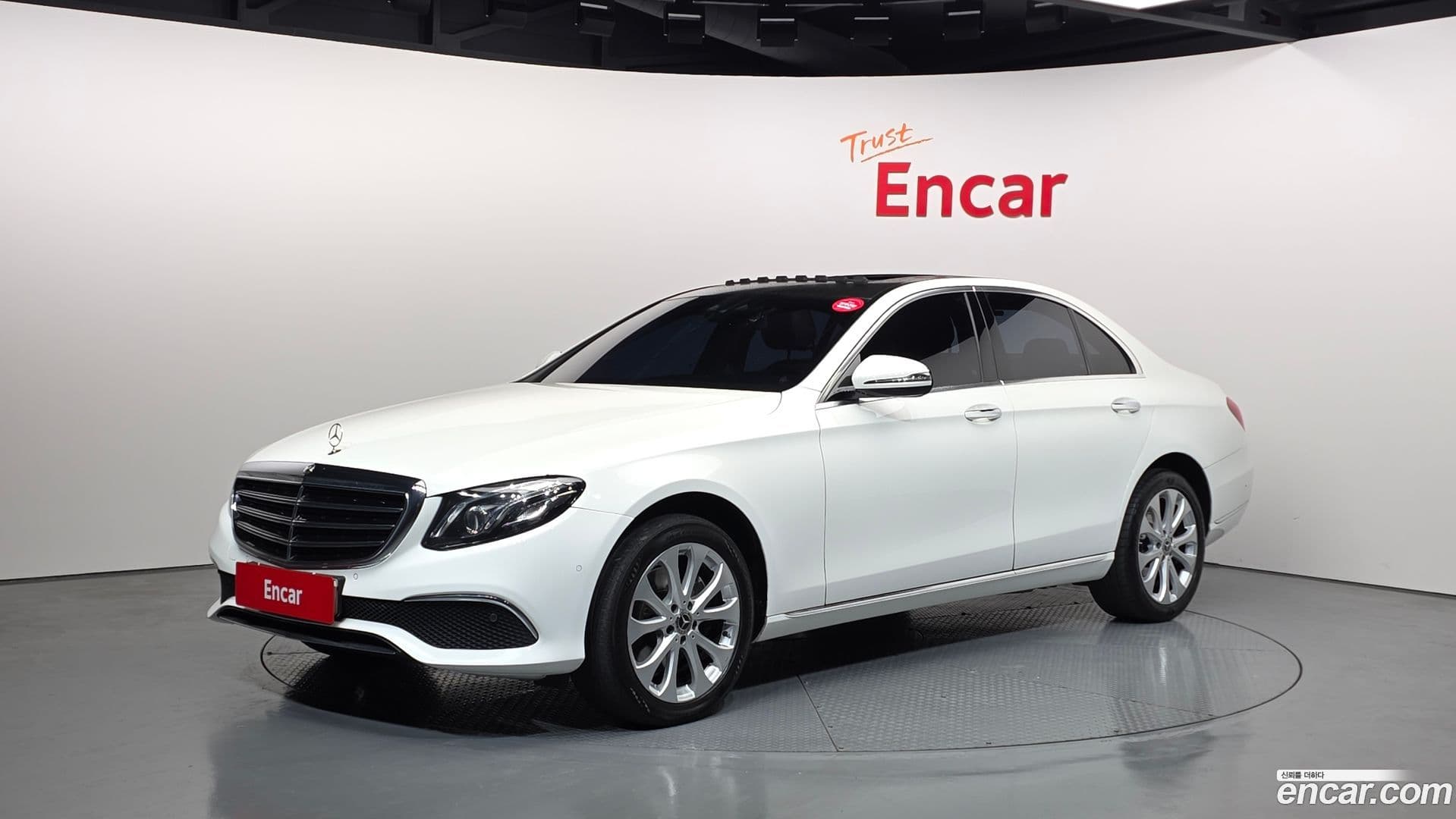 Main__Slider__Photo:E-Class Mercedes-Benz 2017.6-0