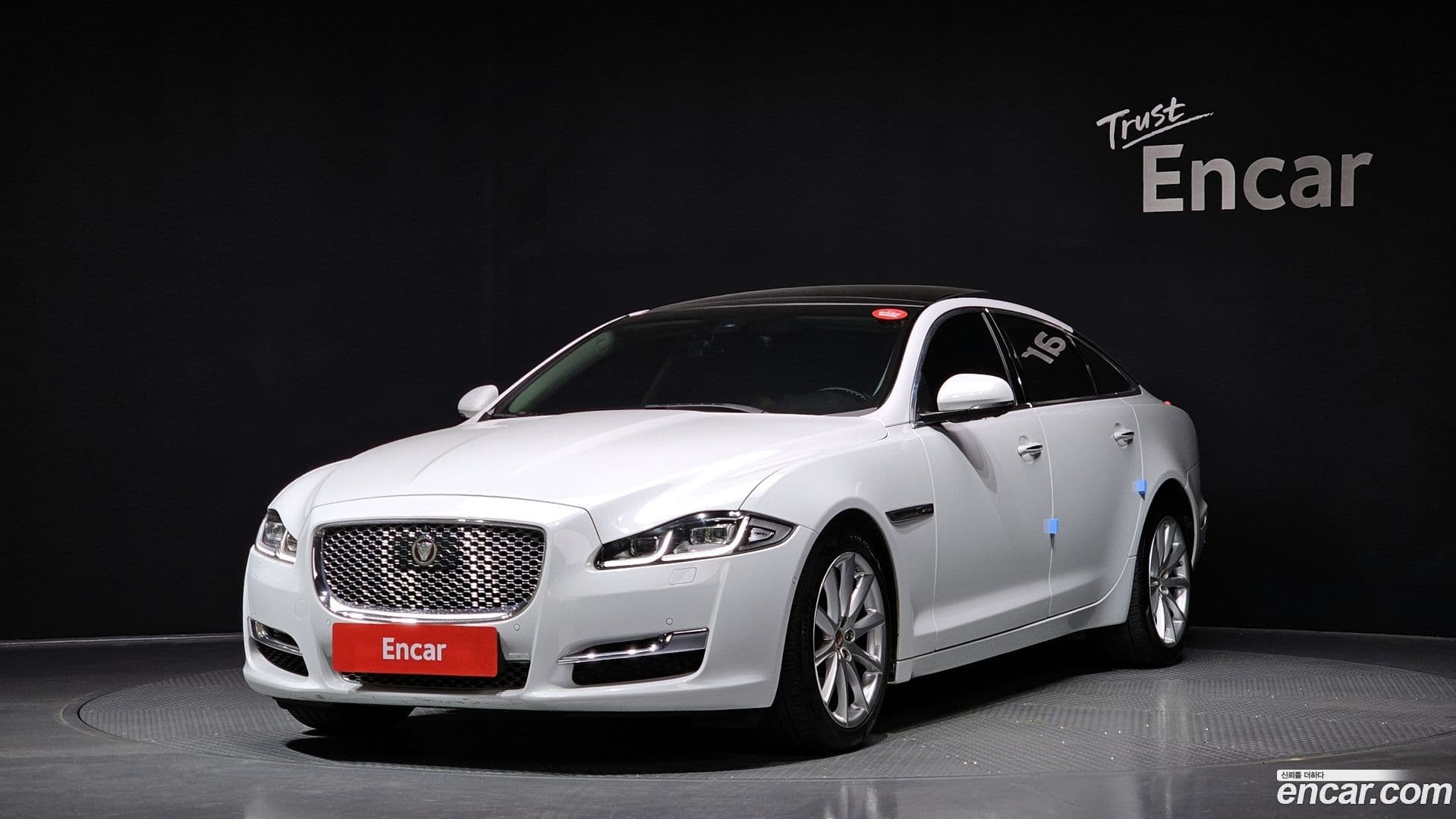 Main__Slider__Photo:XJ Jaguar 2016.11-0