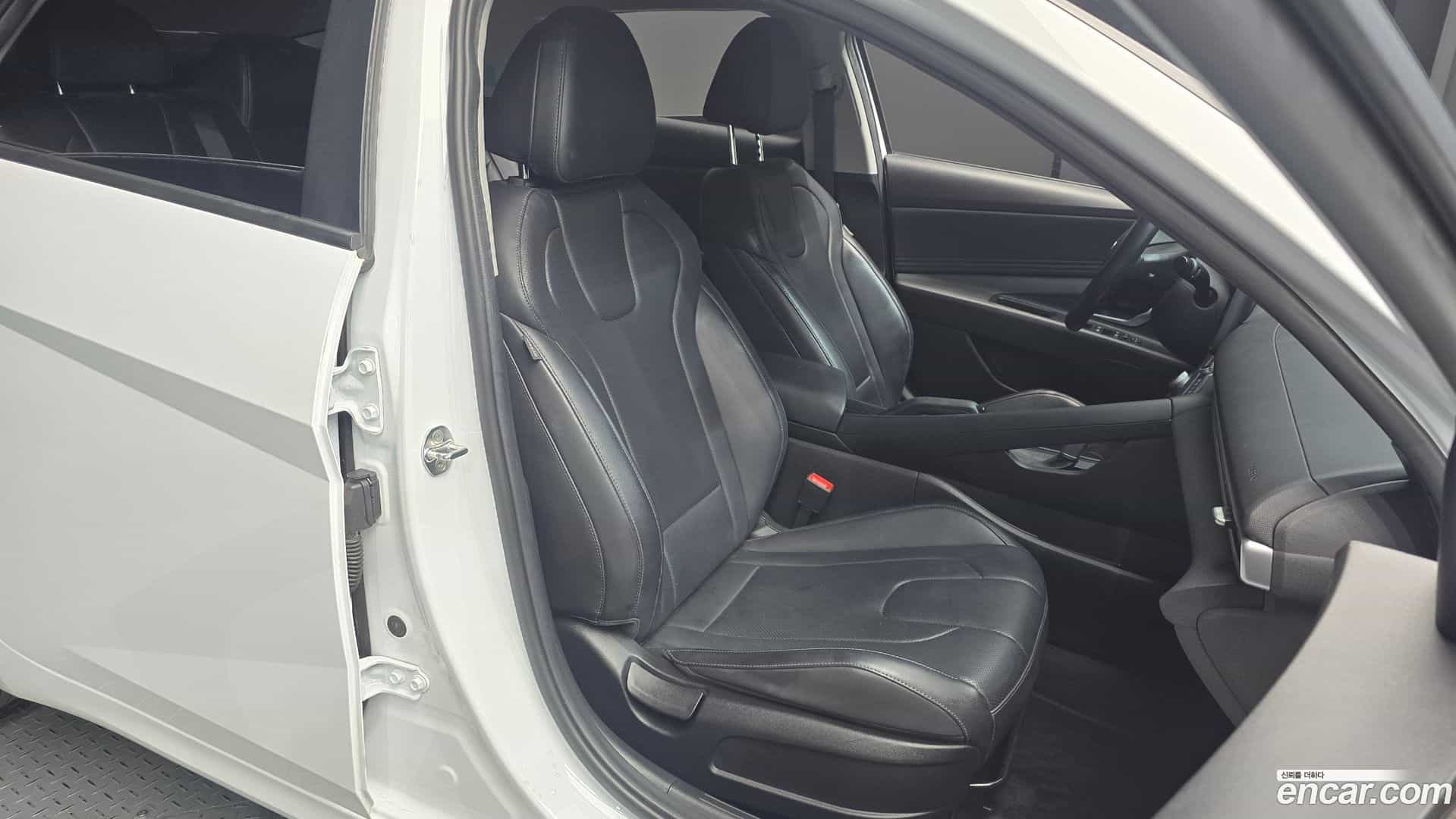 AVANTE Hyundai 2022.10-OPTION-016