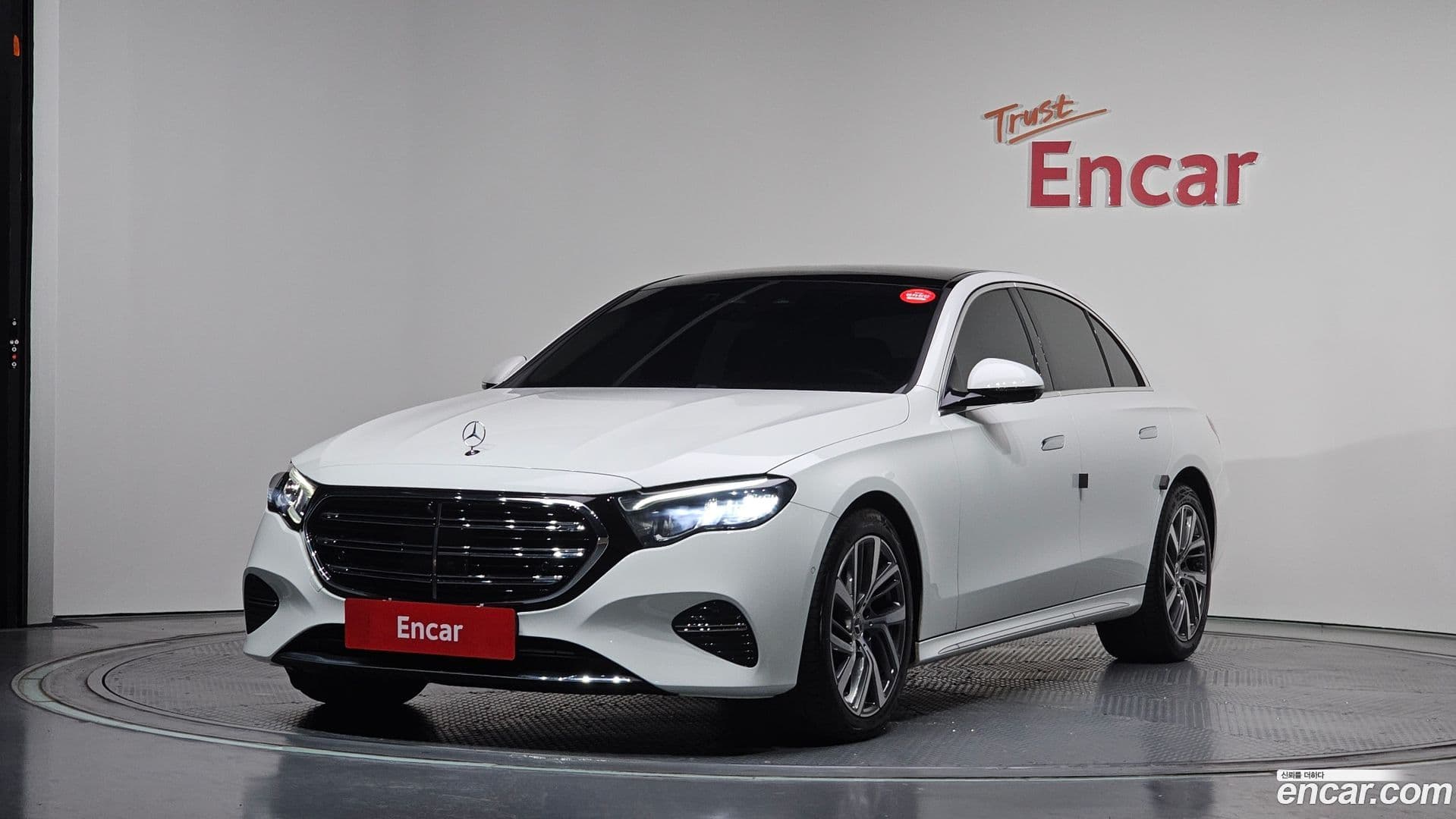 Main__Slider__Photo:E-Class Mercedes-Benz 2024.7-0