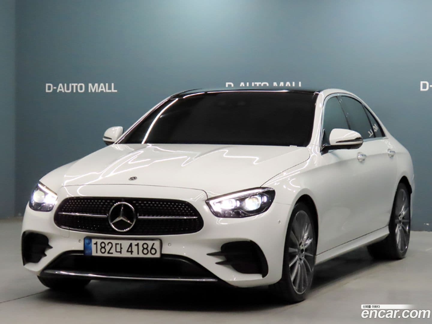 Main__Slider__Photo:E-Class Mercedes-Benz 2022.4-0