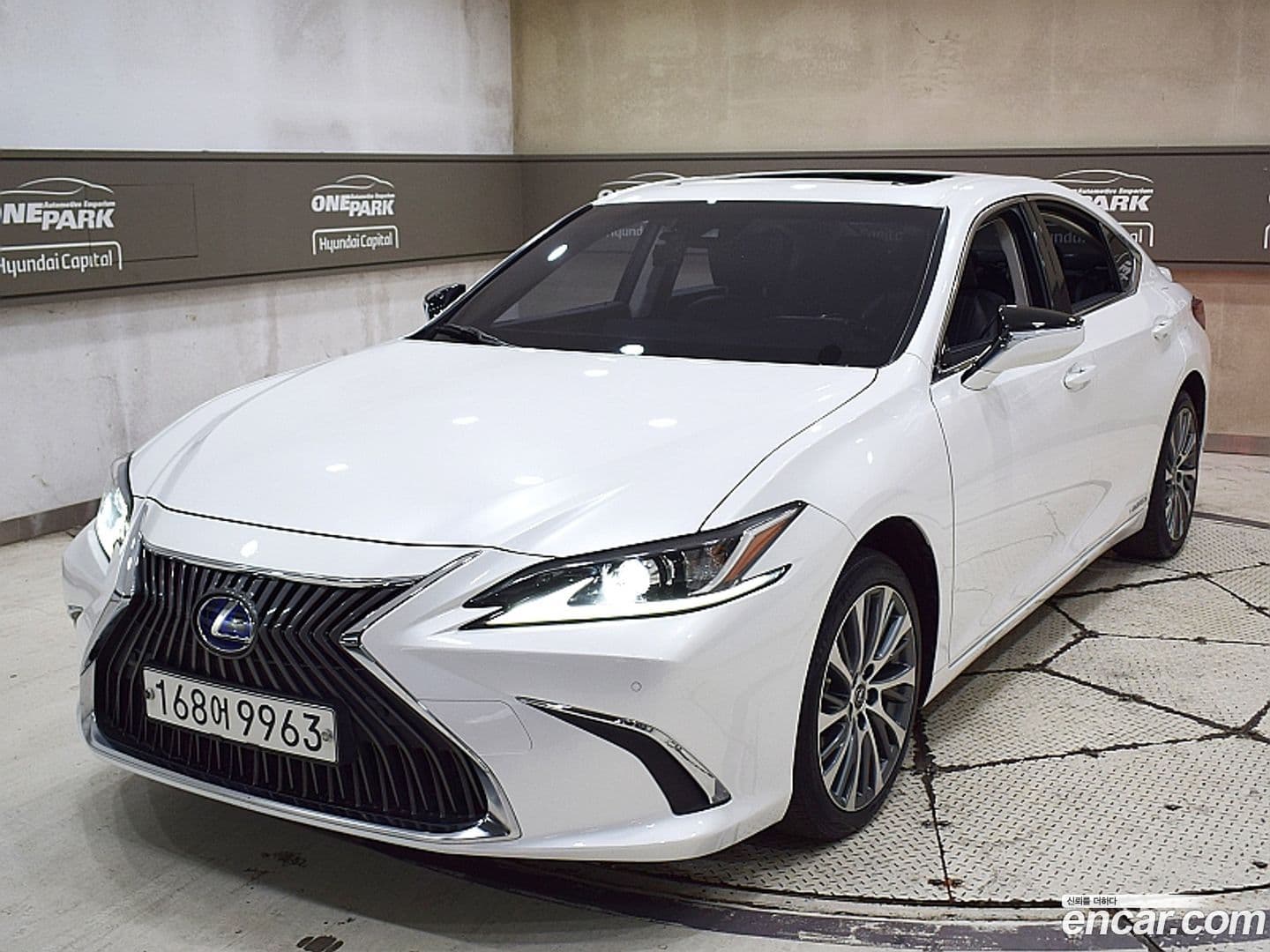 Main__Slider__Photo:ES Lexus 2018.10-0
