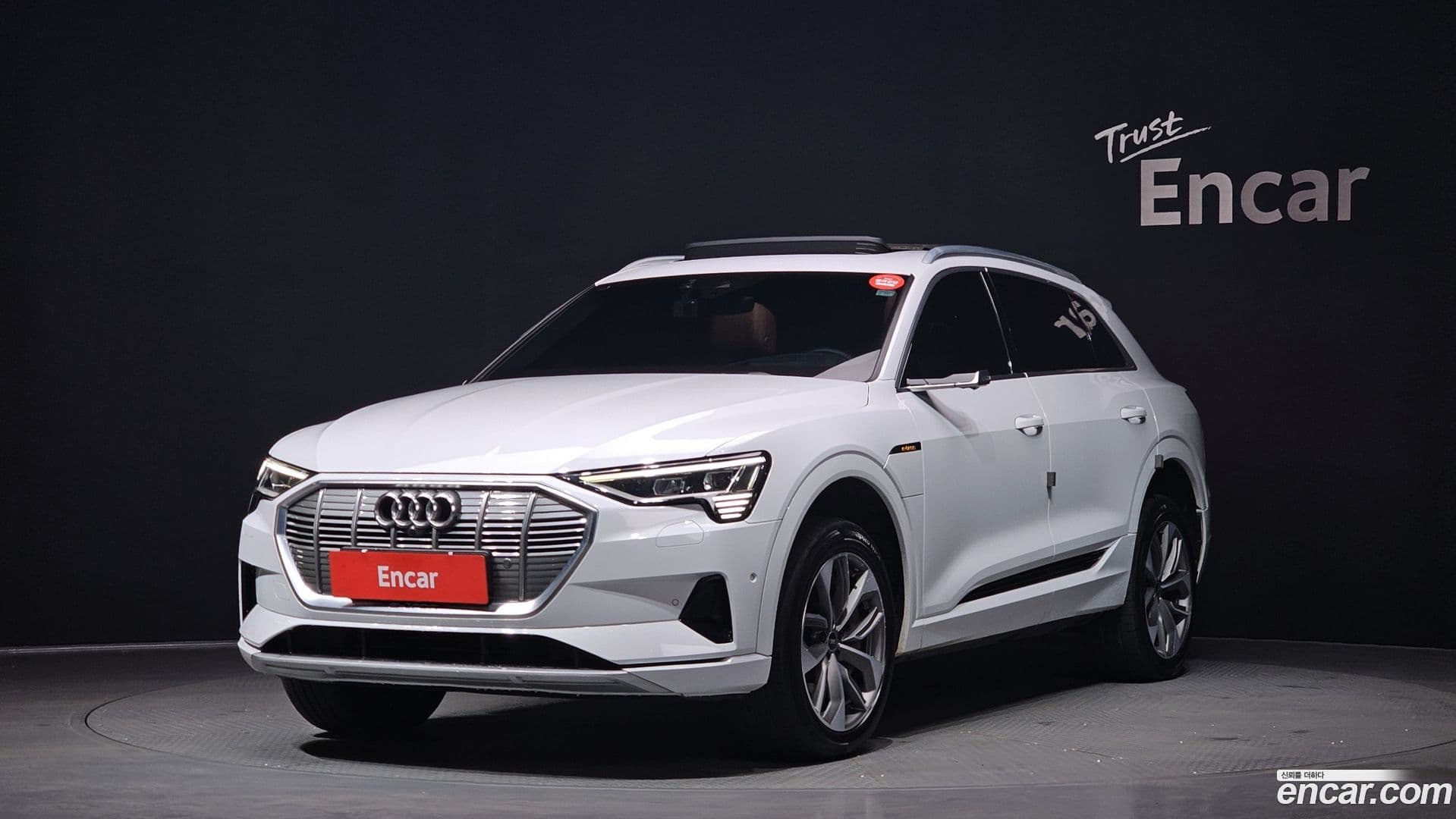 Main__Slider__Photo:e-tron Audi 2021.8-0