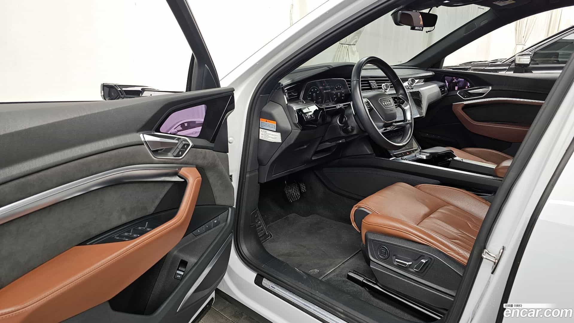 e-tron Audi 2021.8-INNER-010
