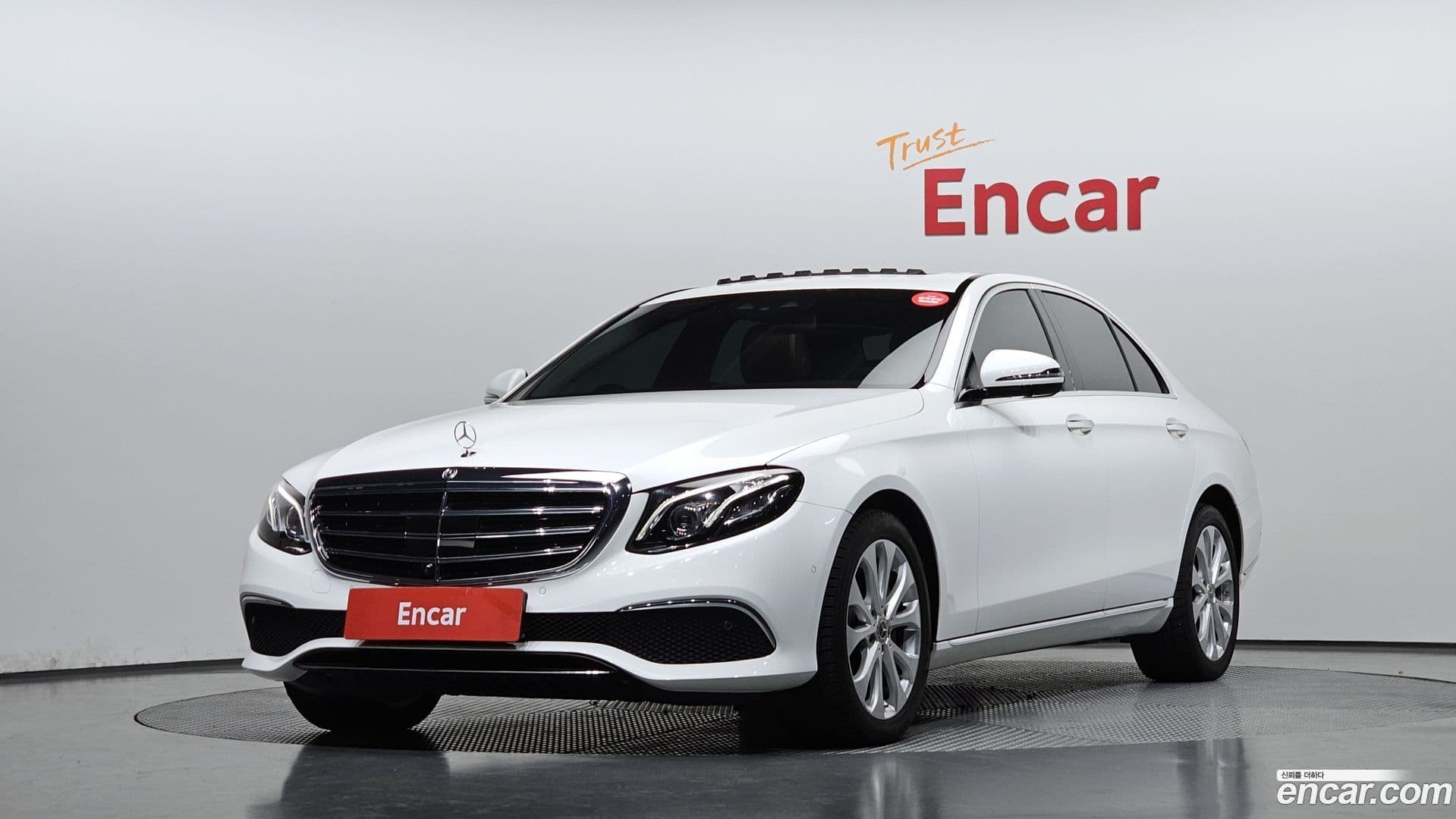 Main__Slider__Photo:E-Class Mercedes-Benz 2020.5-0